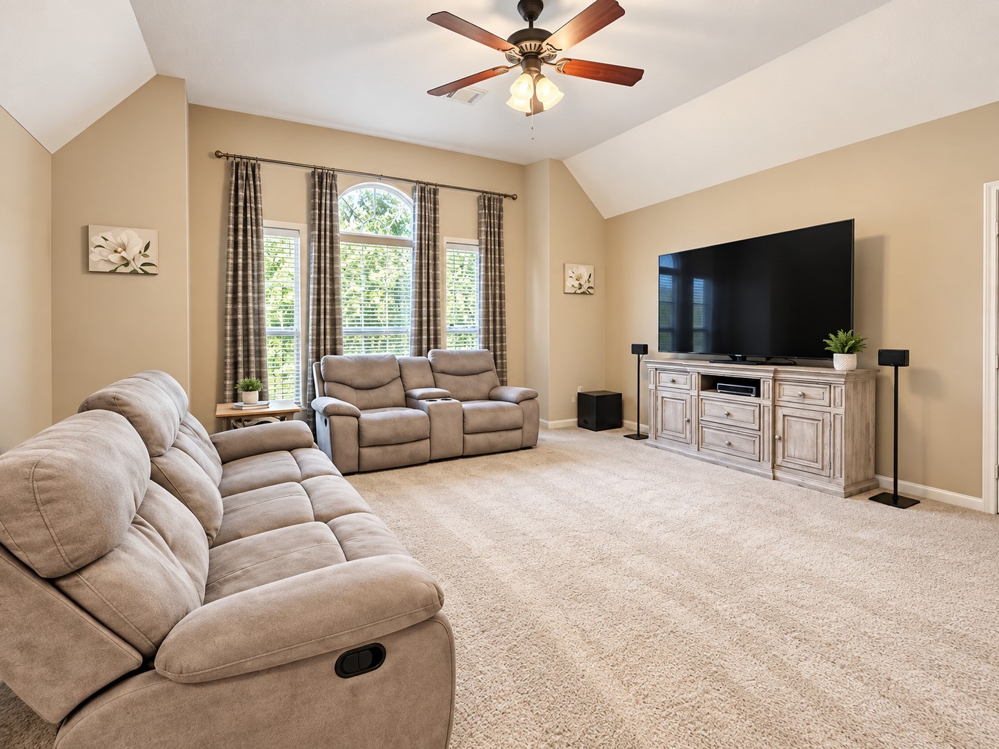 Upstairs Game room, great lighting and ample space