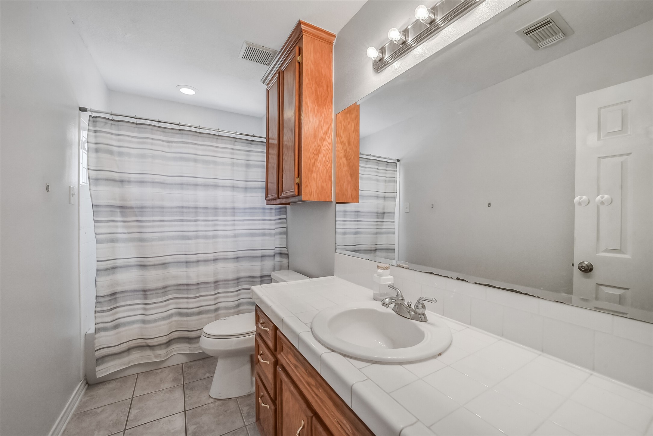 Full secondary bathroom.