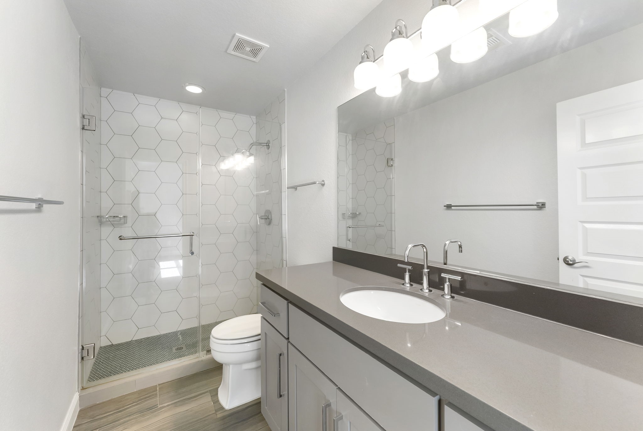 En Suite secondary bathroom.