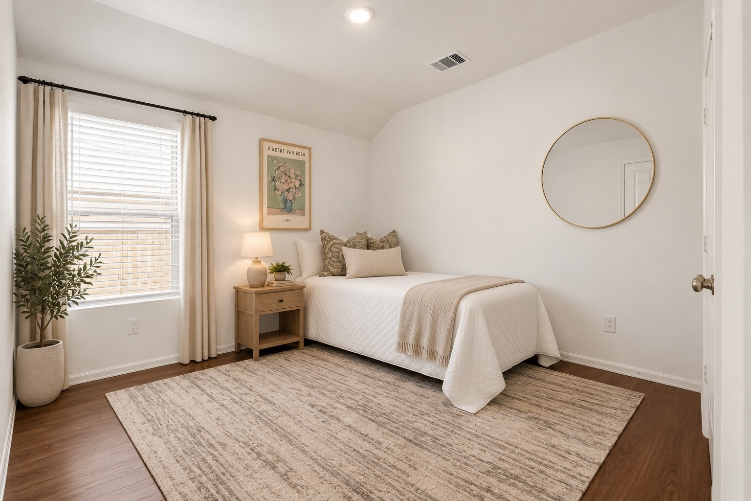 Secondary bedroom
