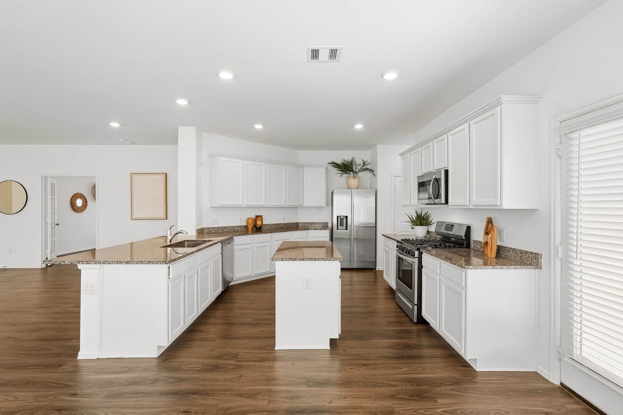 Island counter and granite on all solid surfaces.