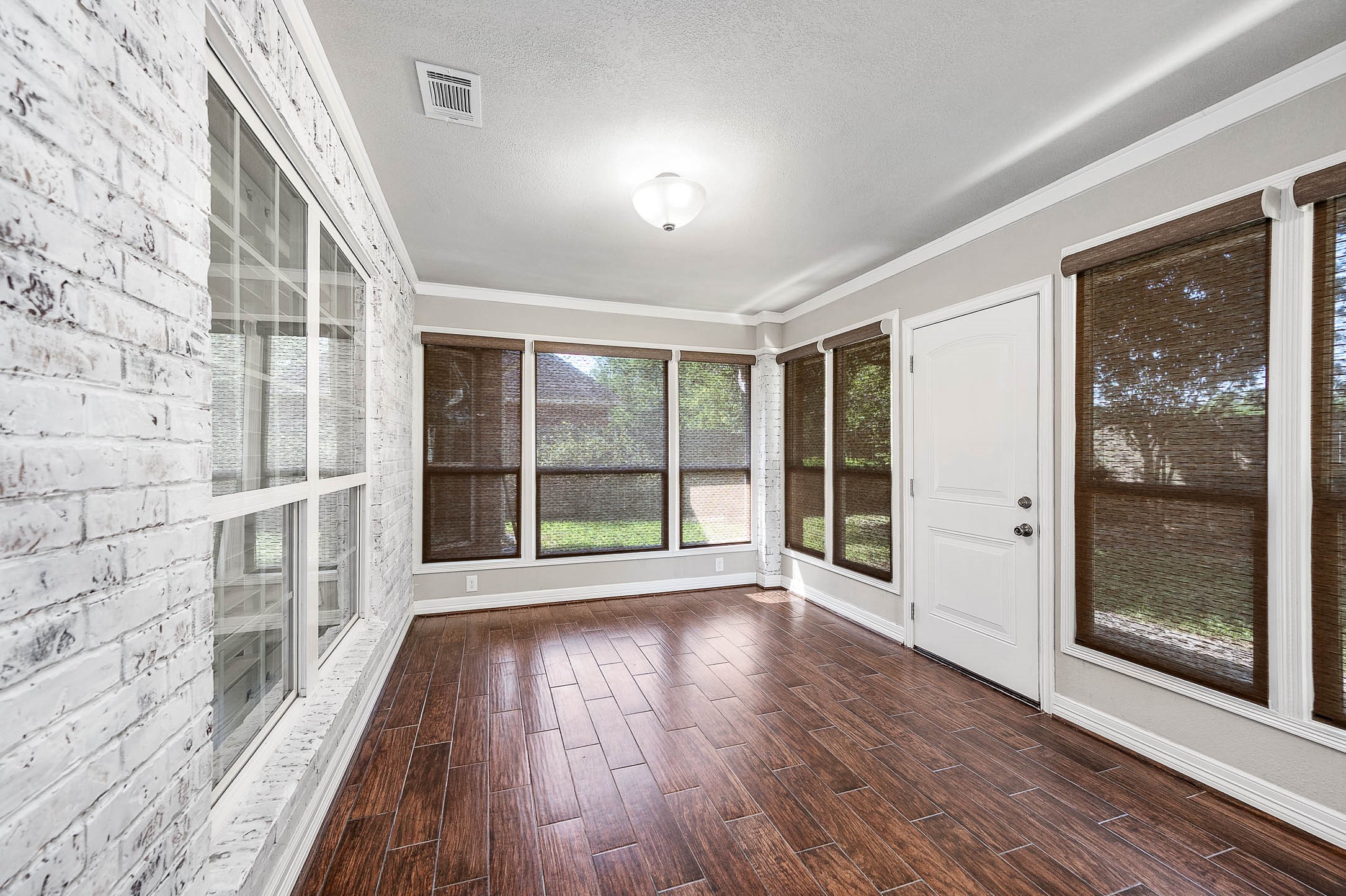 Experience ultimate comfort in this air-conditioned sunroom, an ideal space for a home office or a serene relaxation haven.