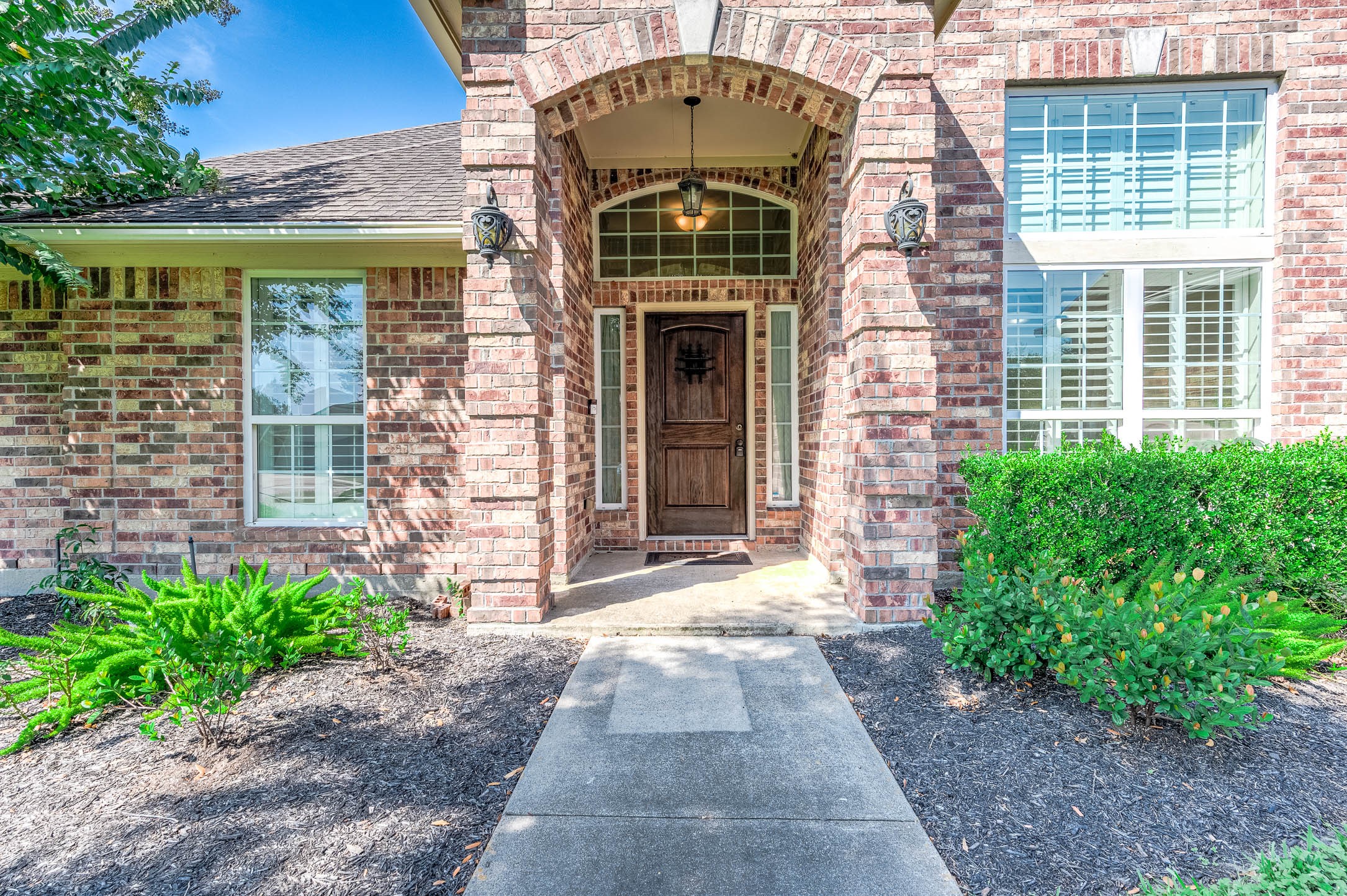 A grand entrance welcomes you with a charming covered porch, blending elegance and warmth. A grand entrance welcomes you with a charming covered porch, blending elegance and warmth.