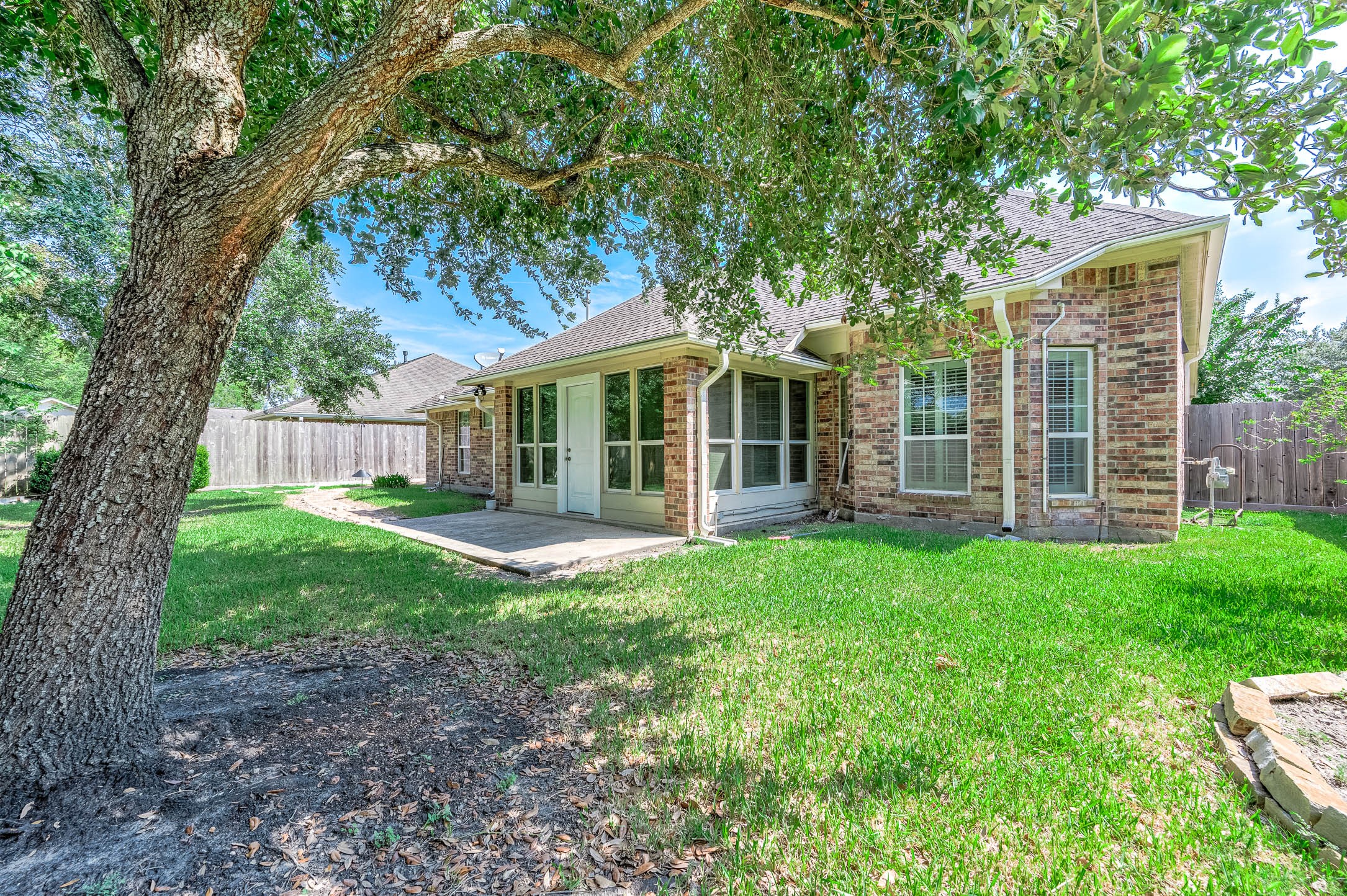 Beautiful home, ideal location, ready to make your own! View this home with your agent or one of ours today! Won't last long!