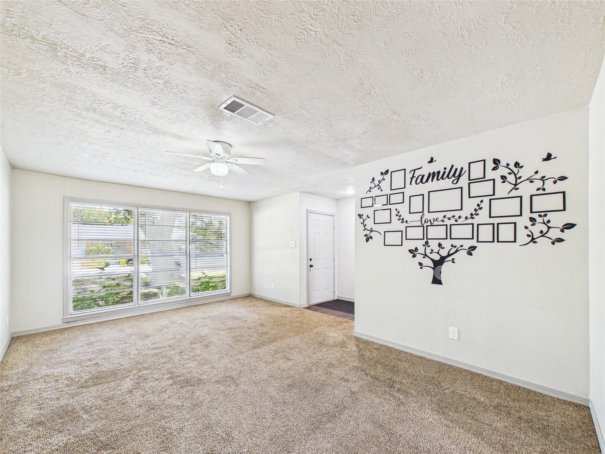 302 Sycamore Drive, Hitchcock, TX 77563