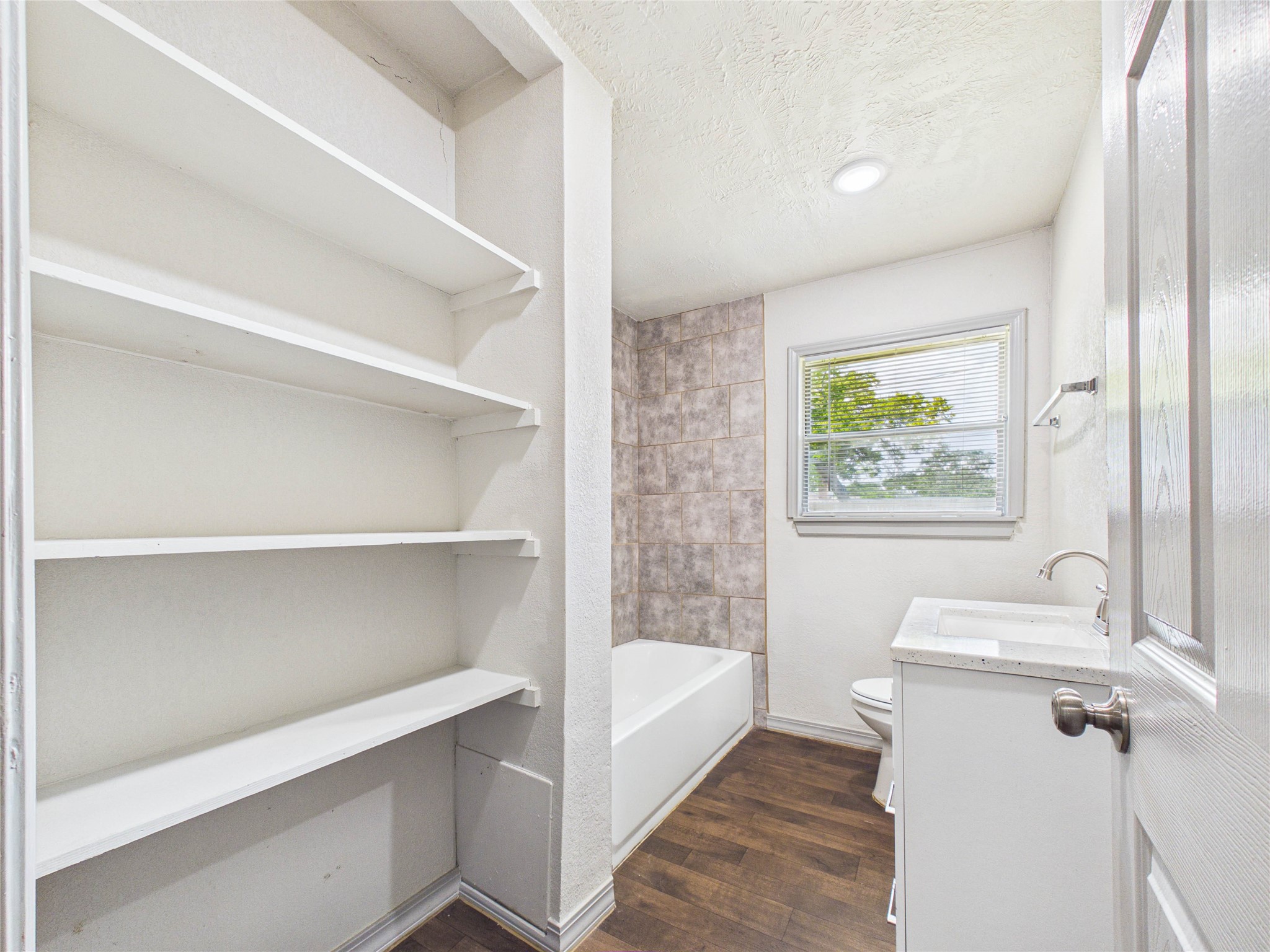302 Sycamore Drive, Hitchcock, TX 77563