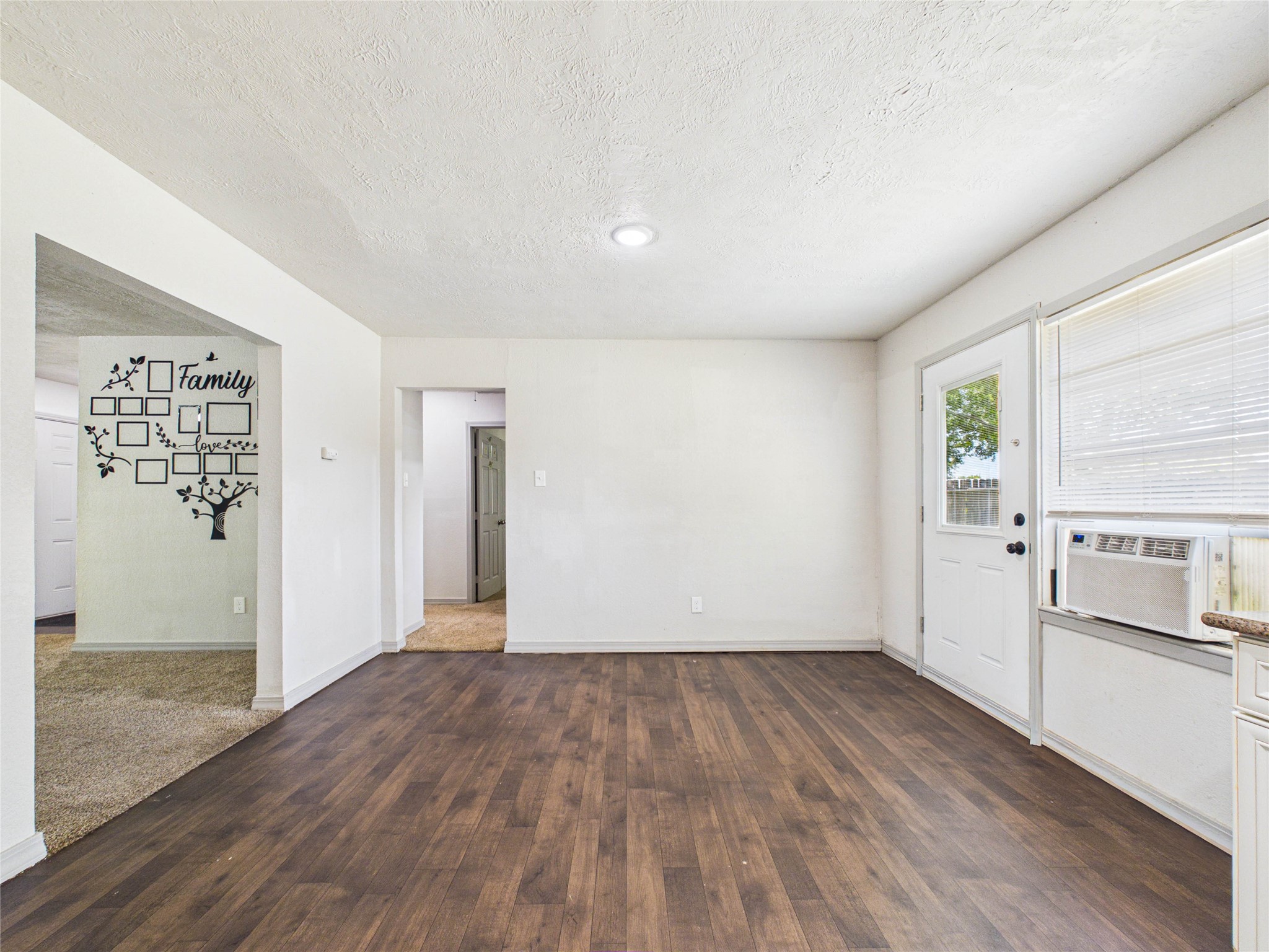This area could be use as a dining/breakfast area