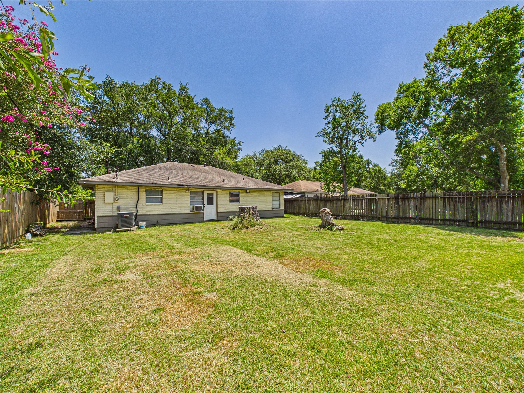 302 Sycamore Drive, Hitchcock, TX 77563