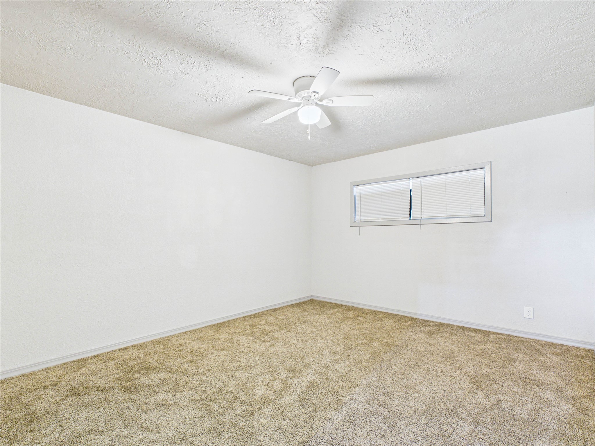 302 Sycamore Drive, Hitchcock, TX 77563