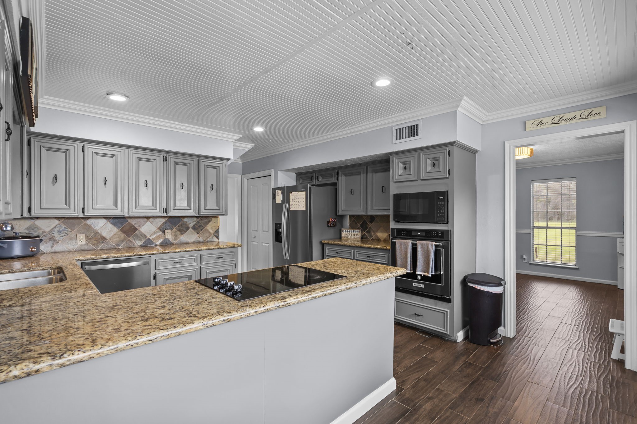Check out the kitchen!!