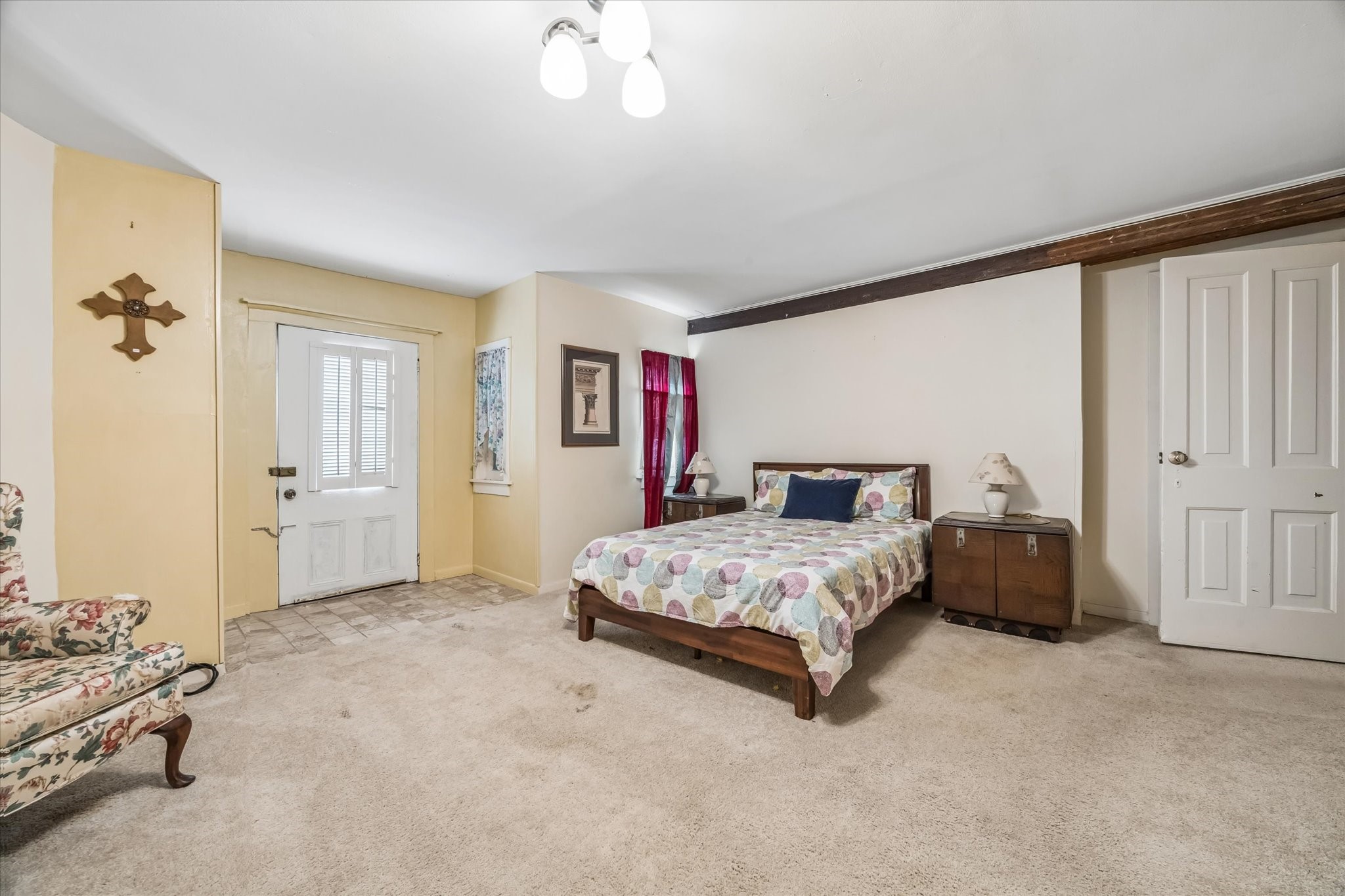 On the first floor there is a large guest bedroom with ensuite bath