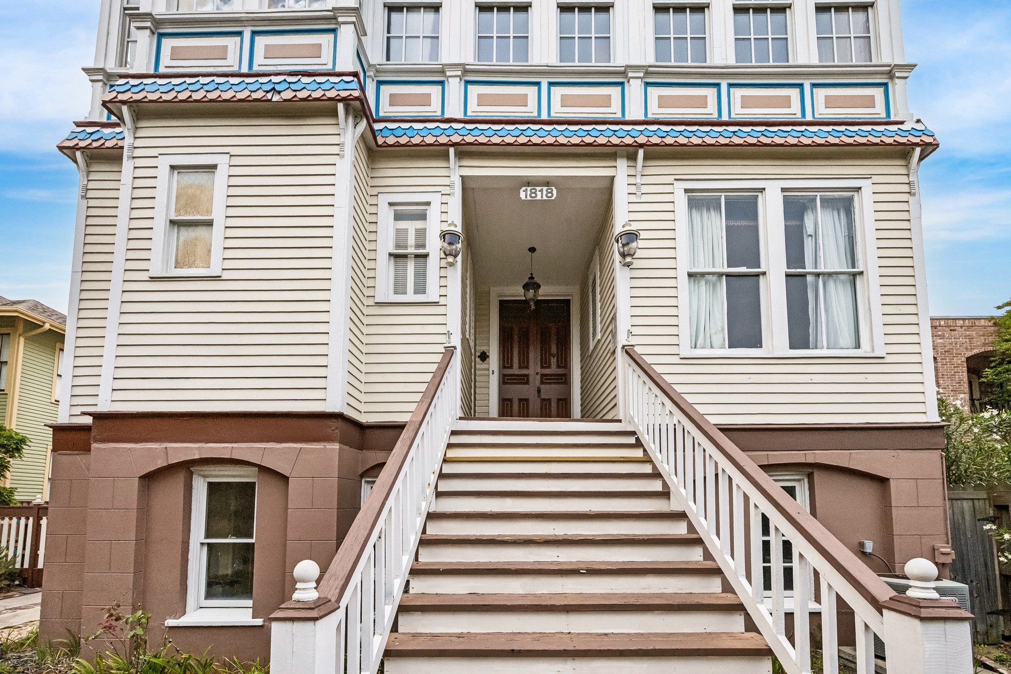 Grand staircase leading you the front entry Grand staircase leading you the front entry