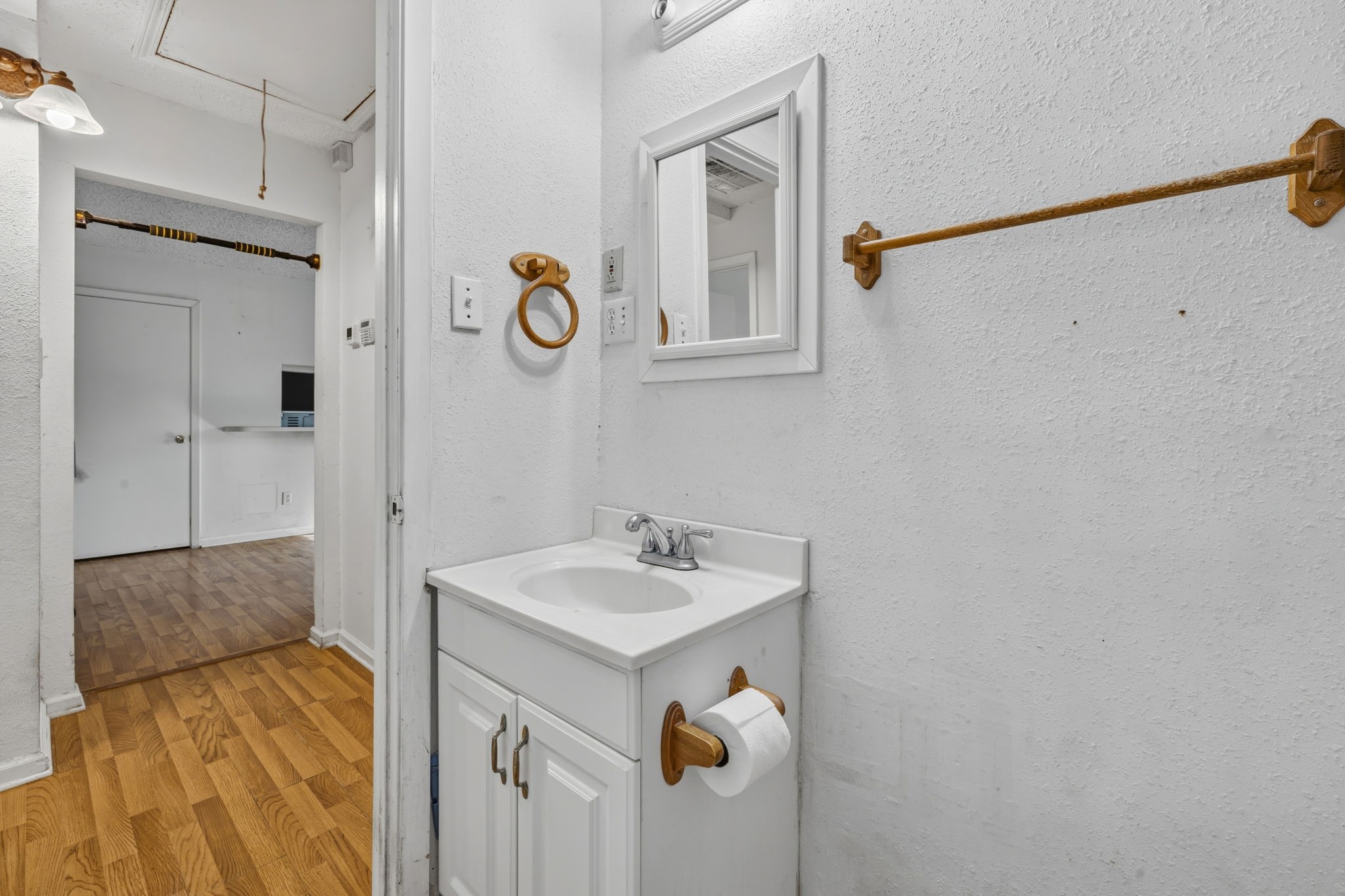 100 Inwood Lane, Highlands, TX 77562