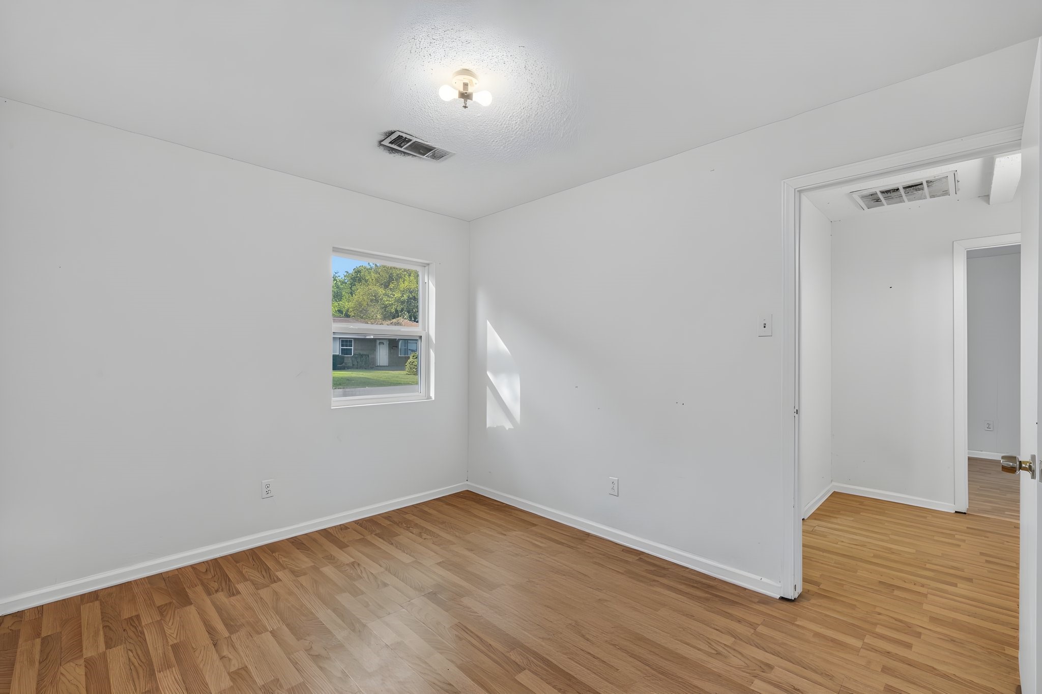 100 Inwood Lane, Highlands, TX 77562