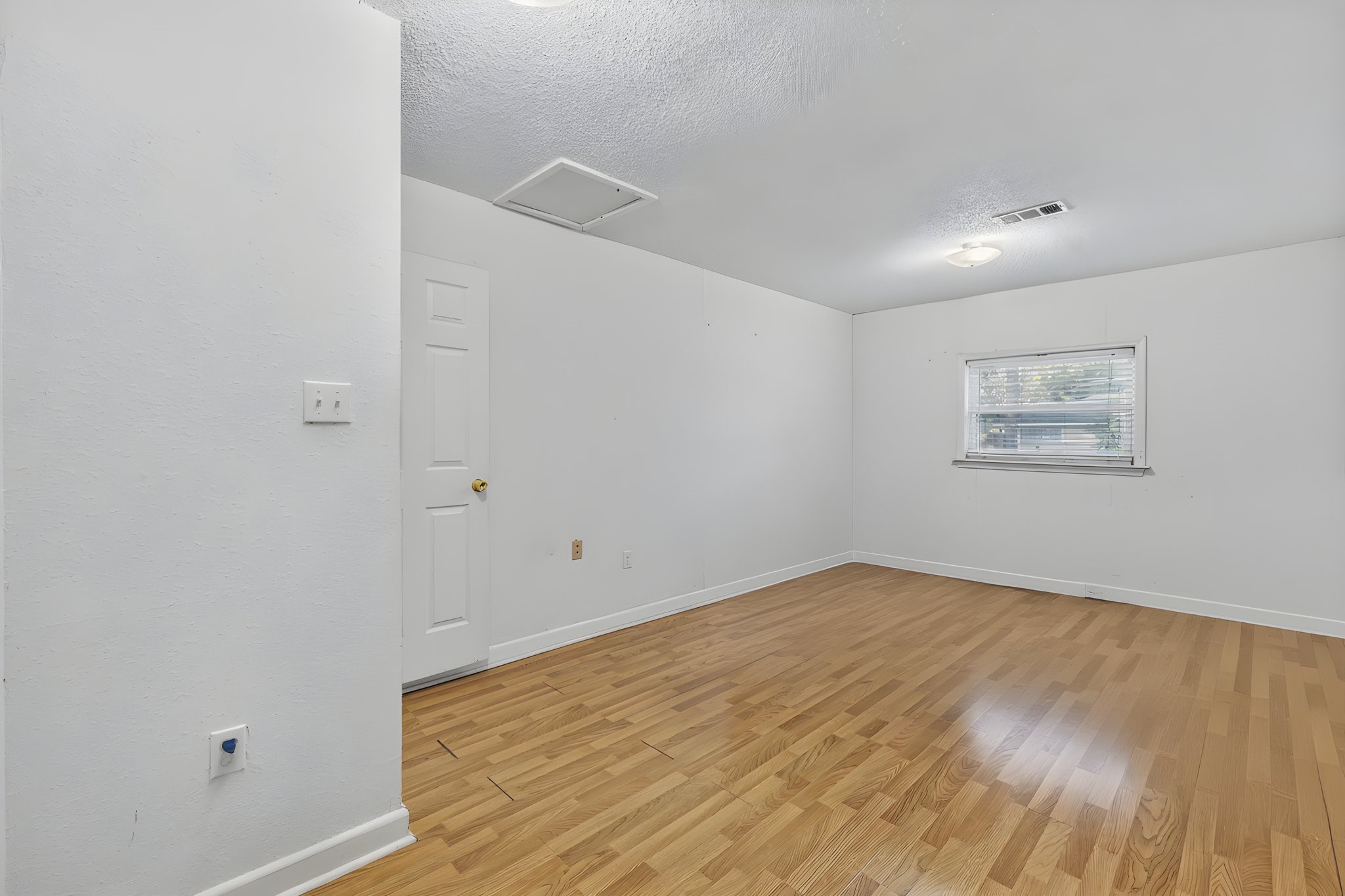 100 Inwood Lane, Highlands, TX 77562
