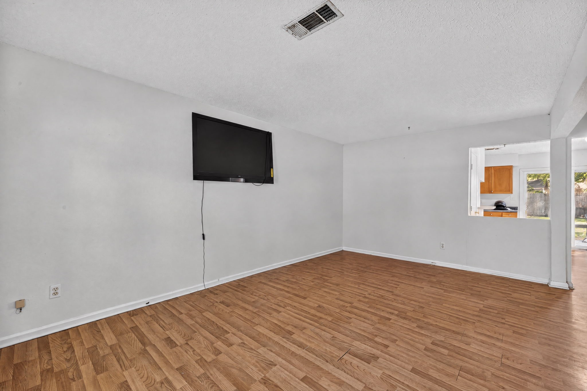 100 Inwood Lane, Highlands, TX 77562