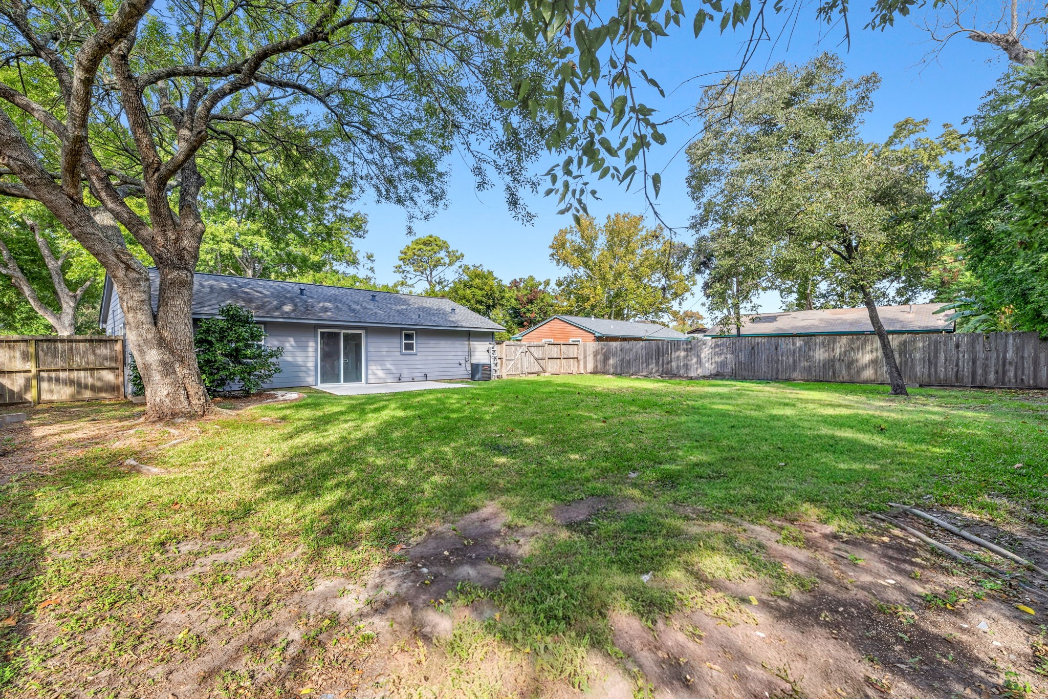 100 Inwood Lane, Highlands, TX 77562