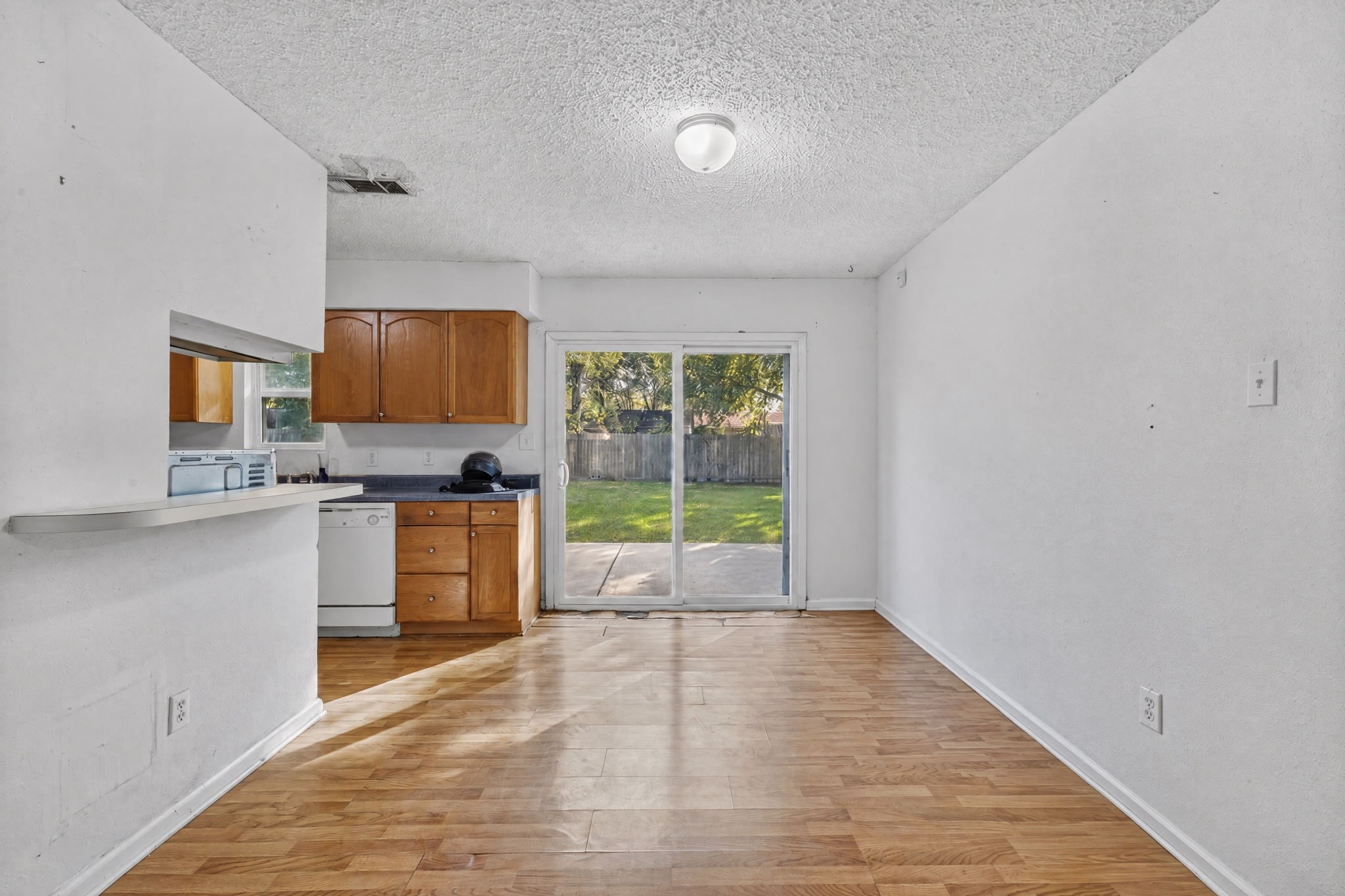 100 Inwood Lane, Highlands, TX 77562