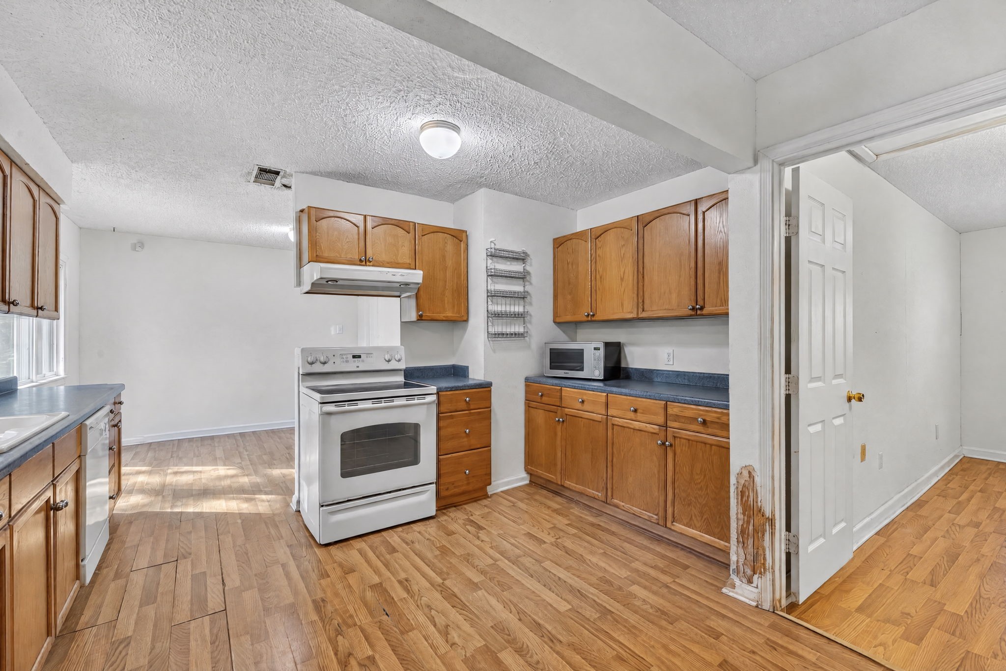100 Inwood Lane, Highlands, TX 77562