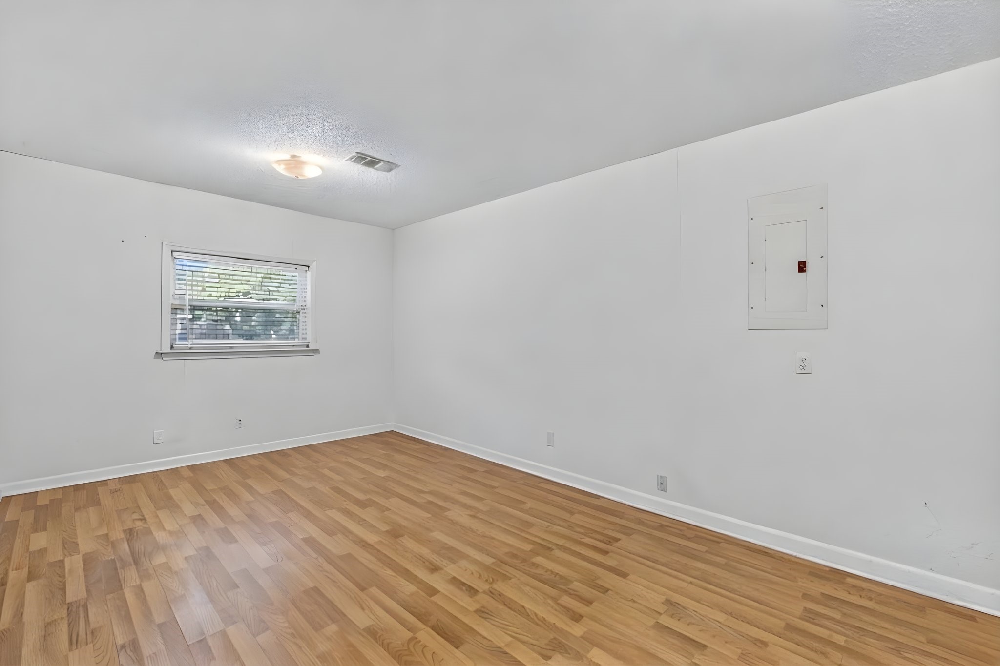 100 Inwood Lane, Highlands, TX 77562