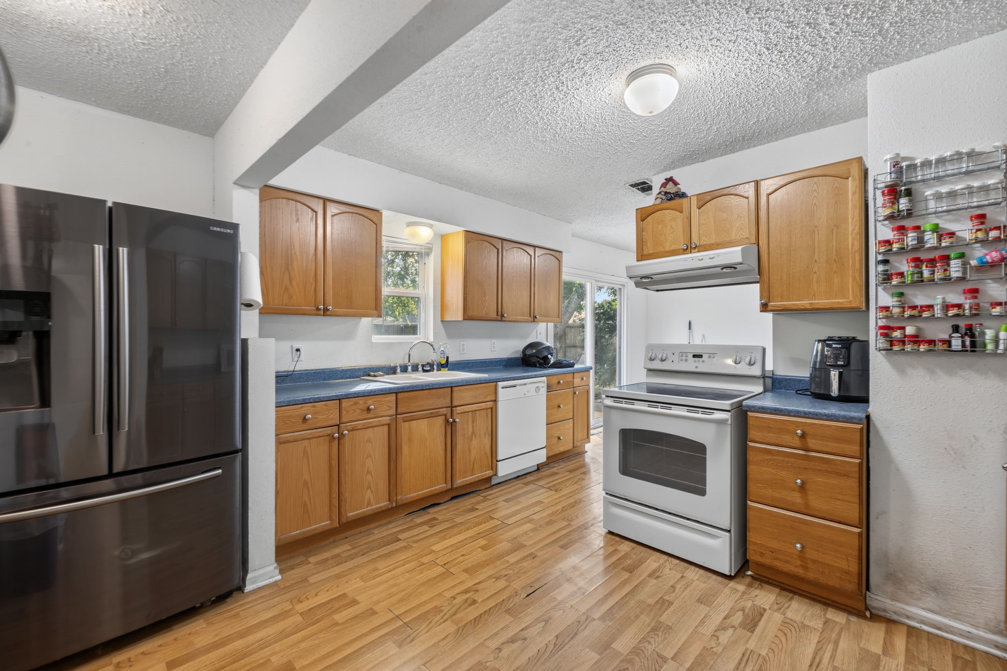 100 Inwood Lane, Highlands, TX 77562