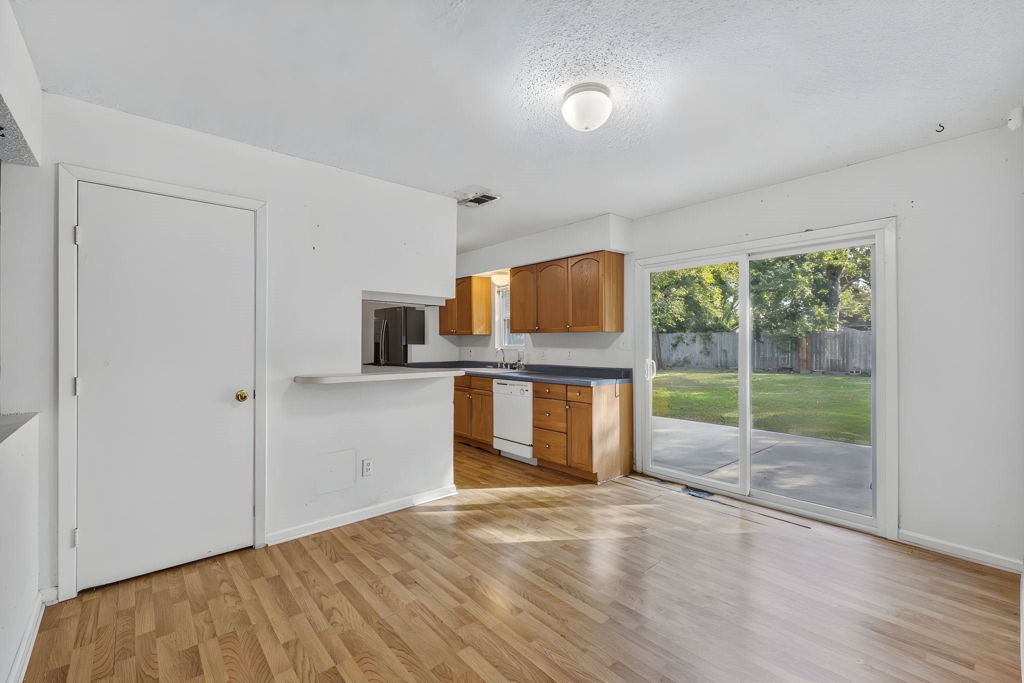 100 Inwood Lane, Highlands, TX 77562