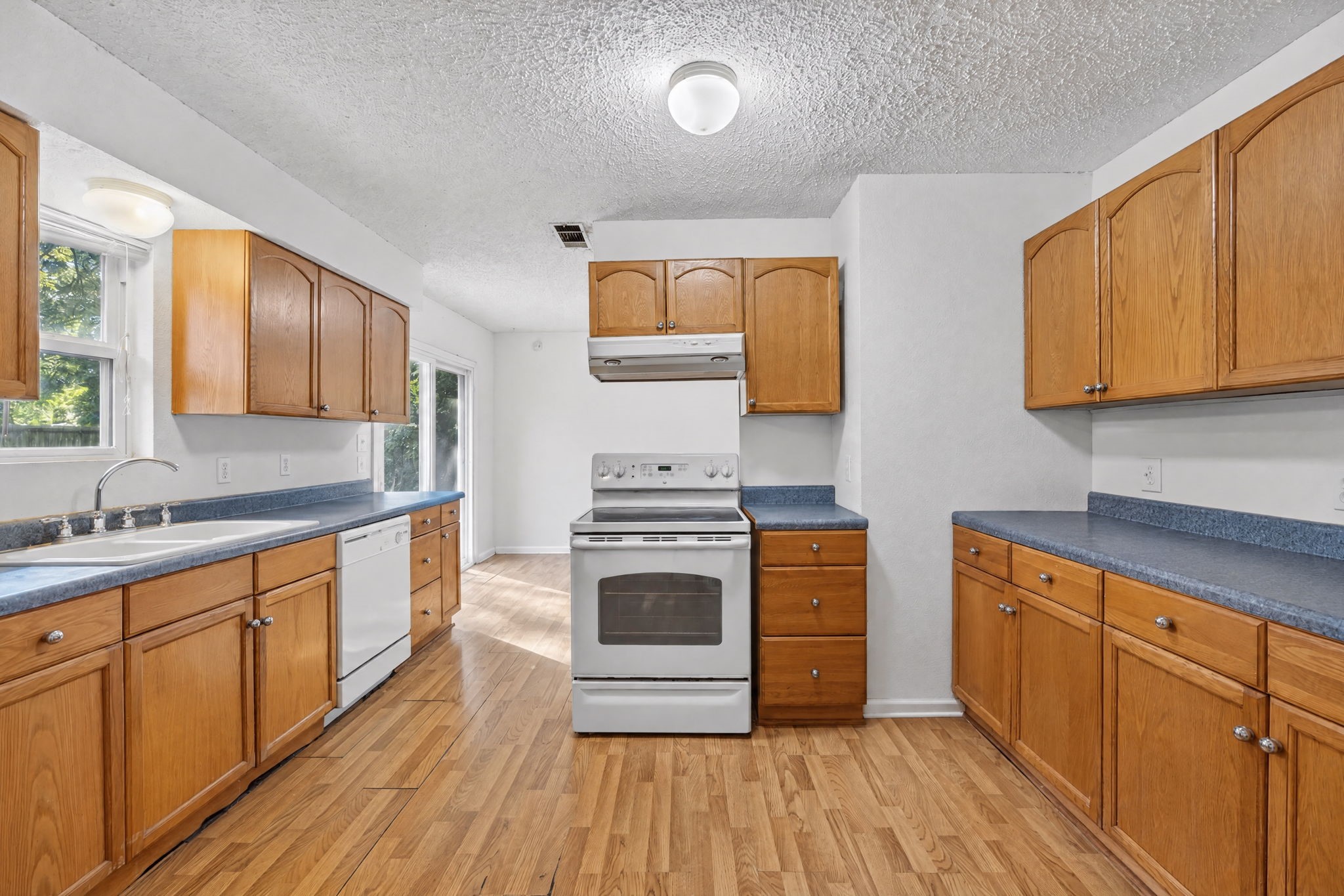 100 Inwood Lane, Highlands, TX 77562