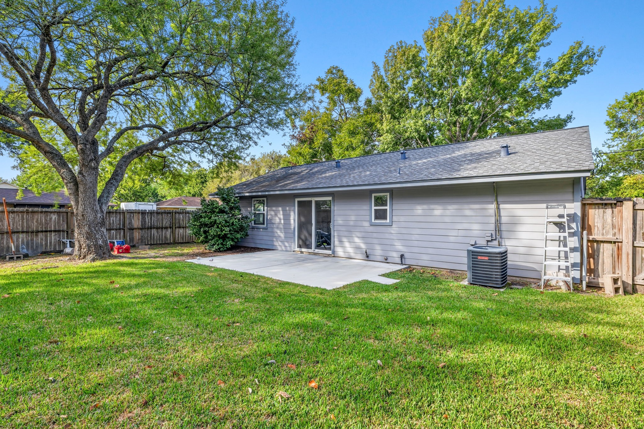 100 Inwood Lane, Highlands, TX 77562