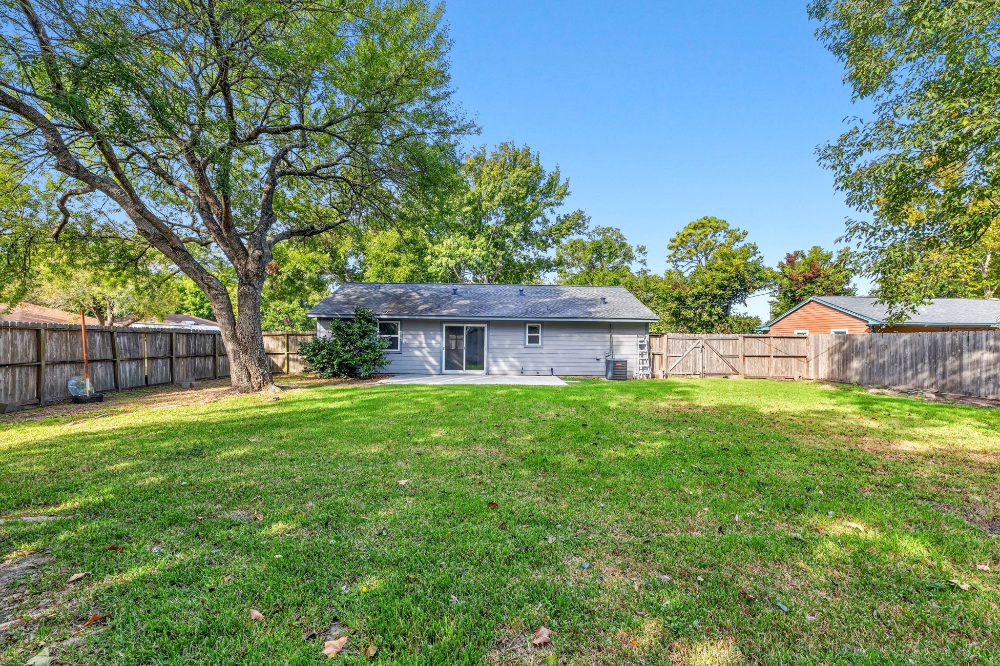 100 Inwood Lane, Highlands, TX 77562