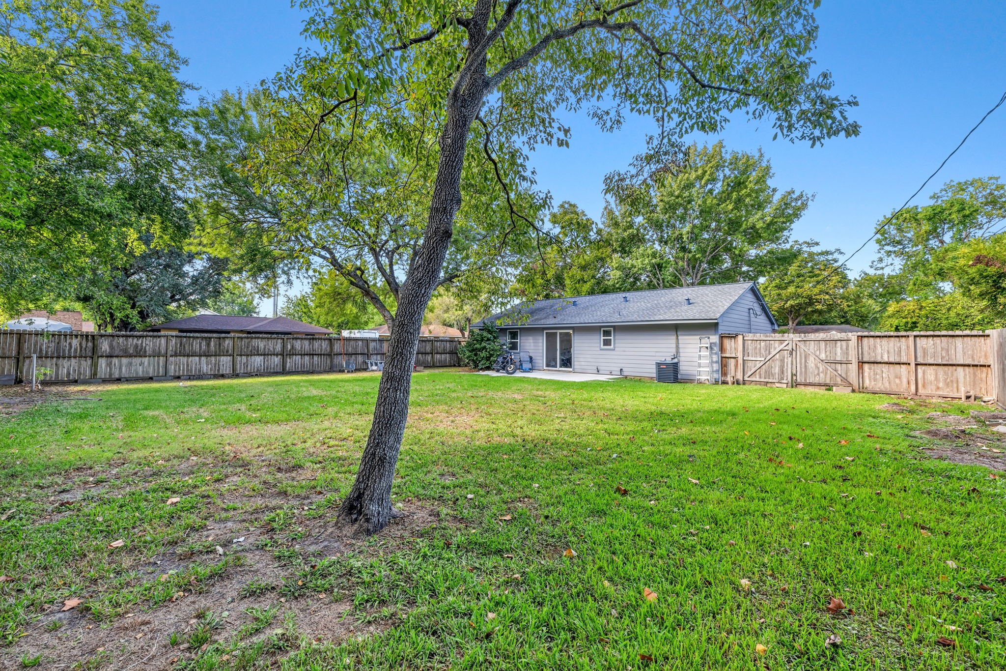 100 Inwood Lane, Highlands, TX 77562