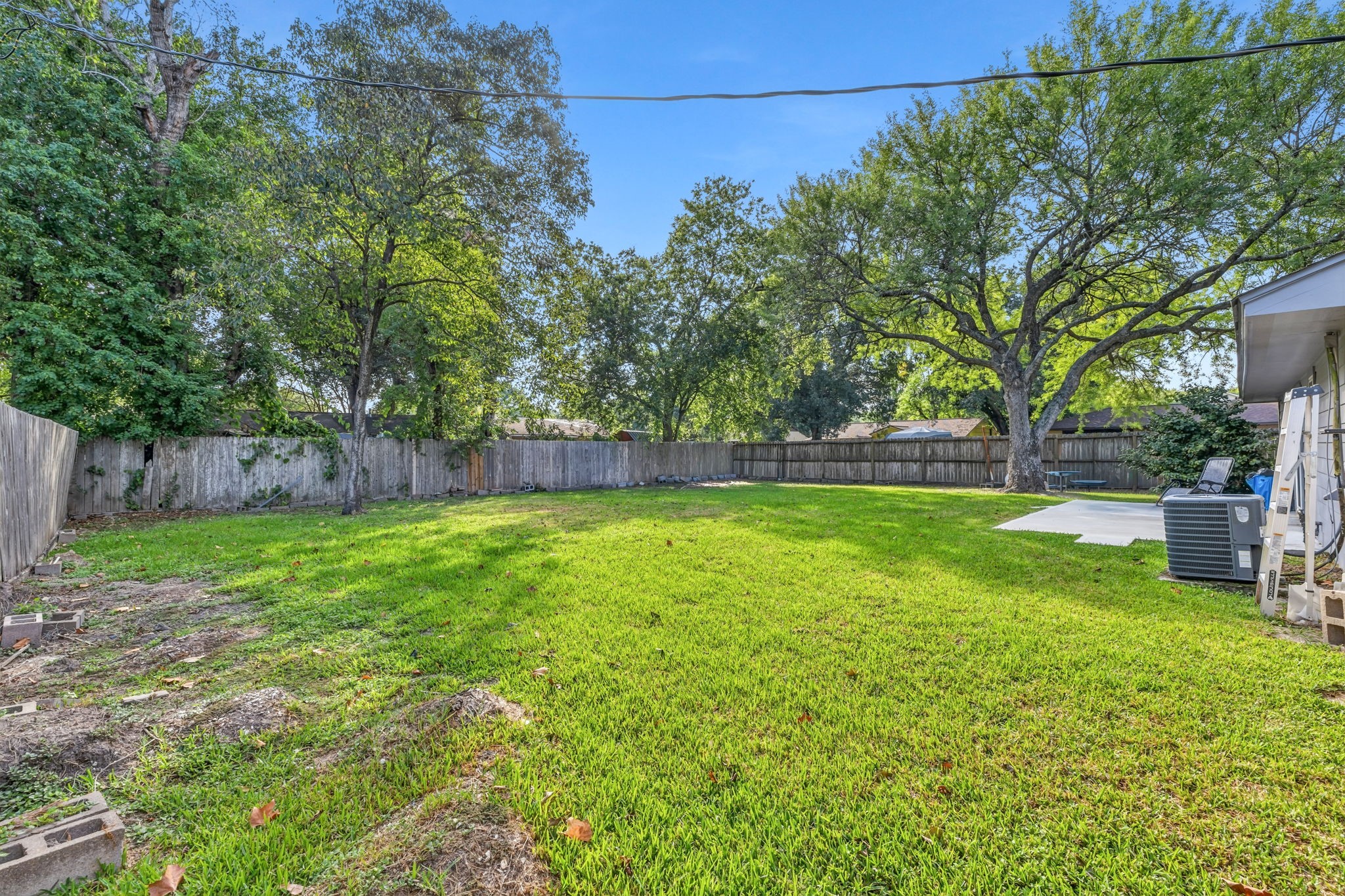 100 Inwood Lane, Highlands, TX 77562