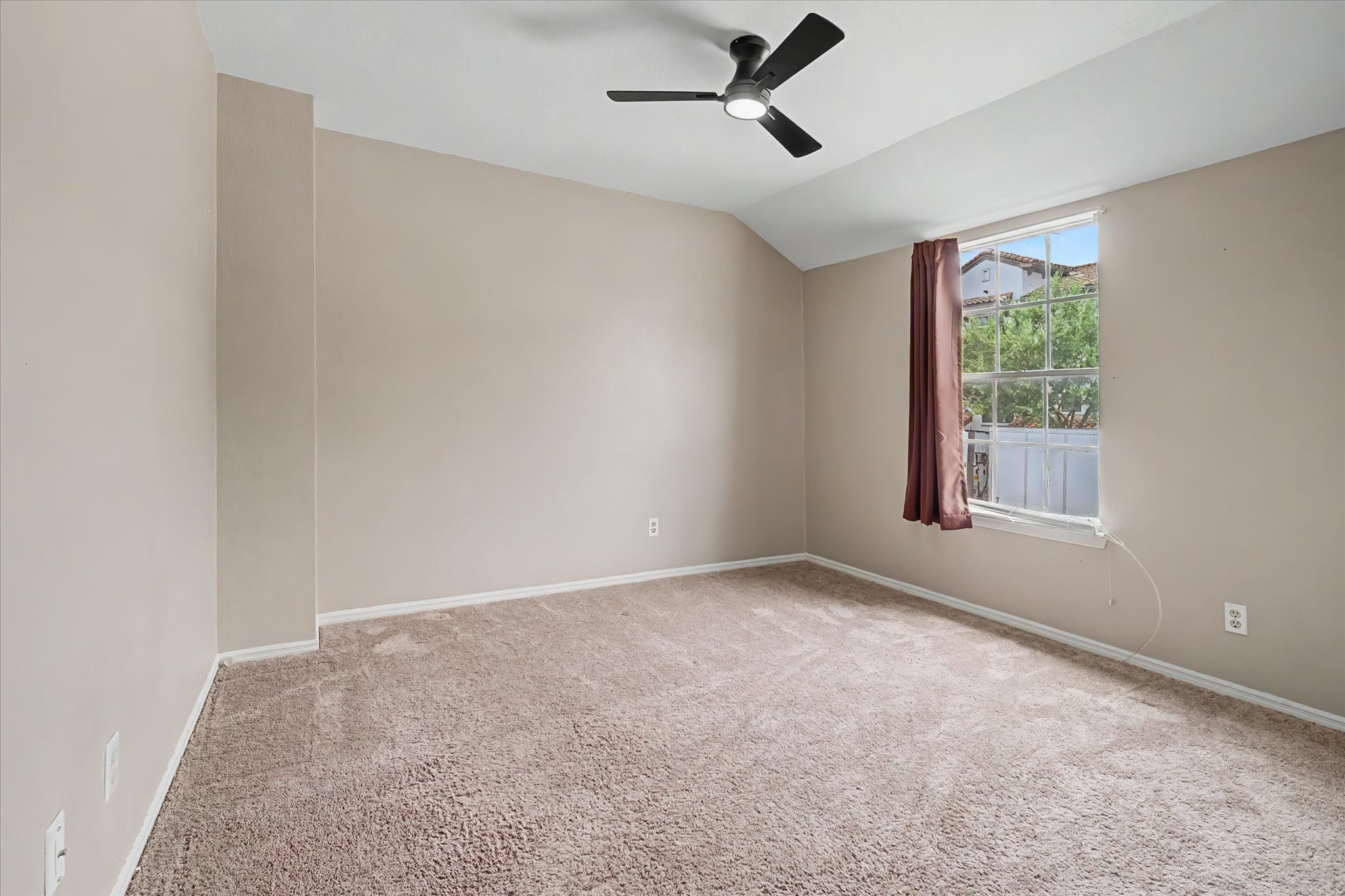 Secondary bedroom.