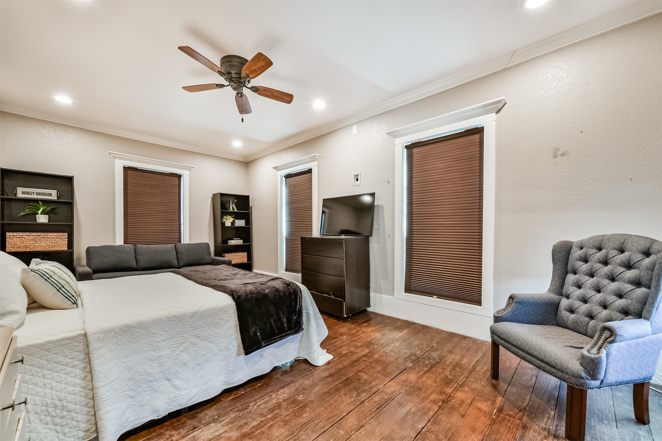 Generously sized bedroom showcases original hardwood floors and the home's 10' ceilings.