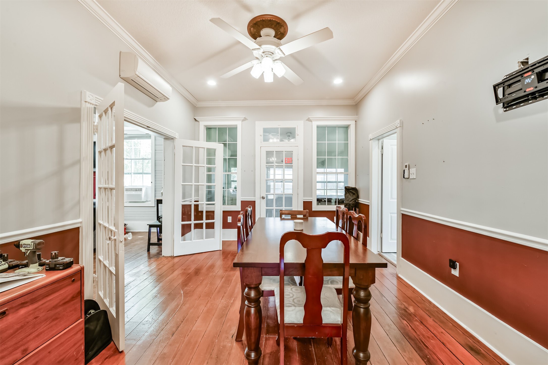 Generous dining space with 10' ceilings is ready for entertaining, meetings or flexible use.