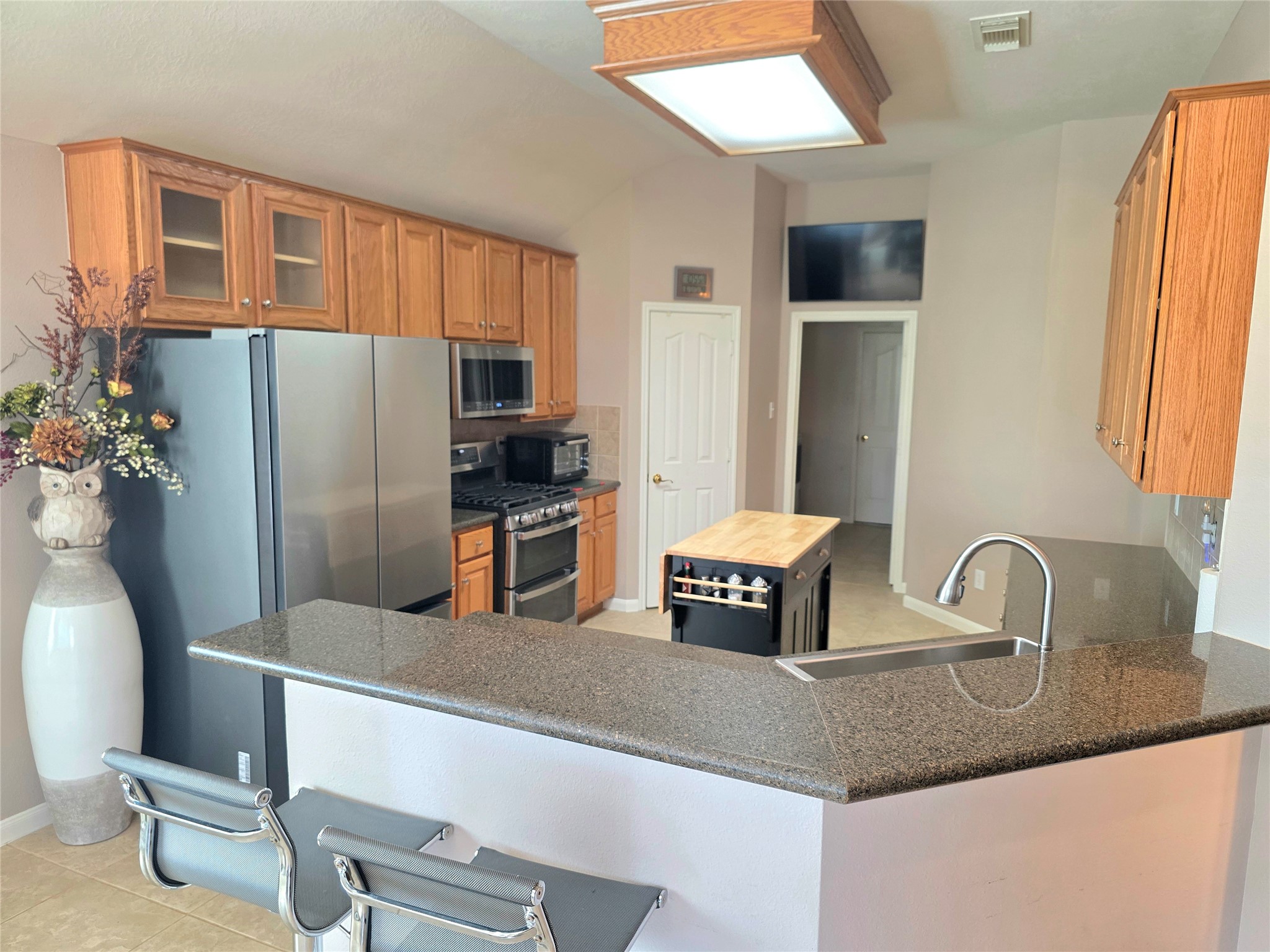 Very large breakfast bar and spacious kitchen with gas double oven with convection that has never been used, plus a newer microwave!