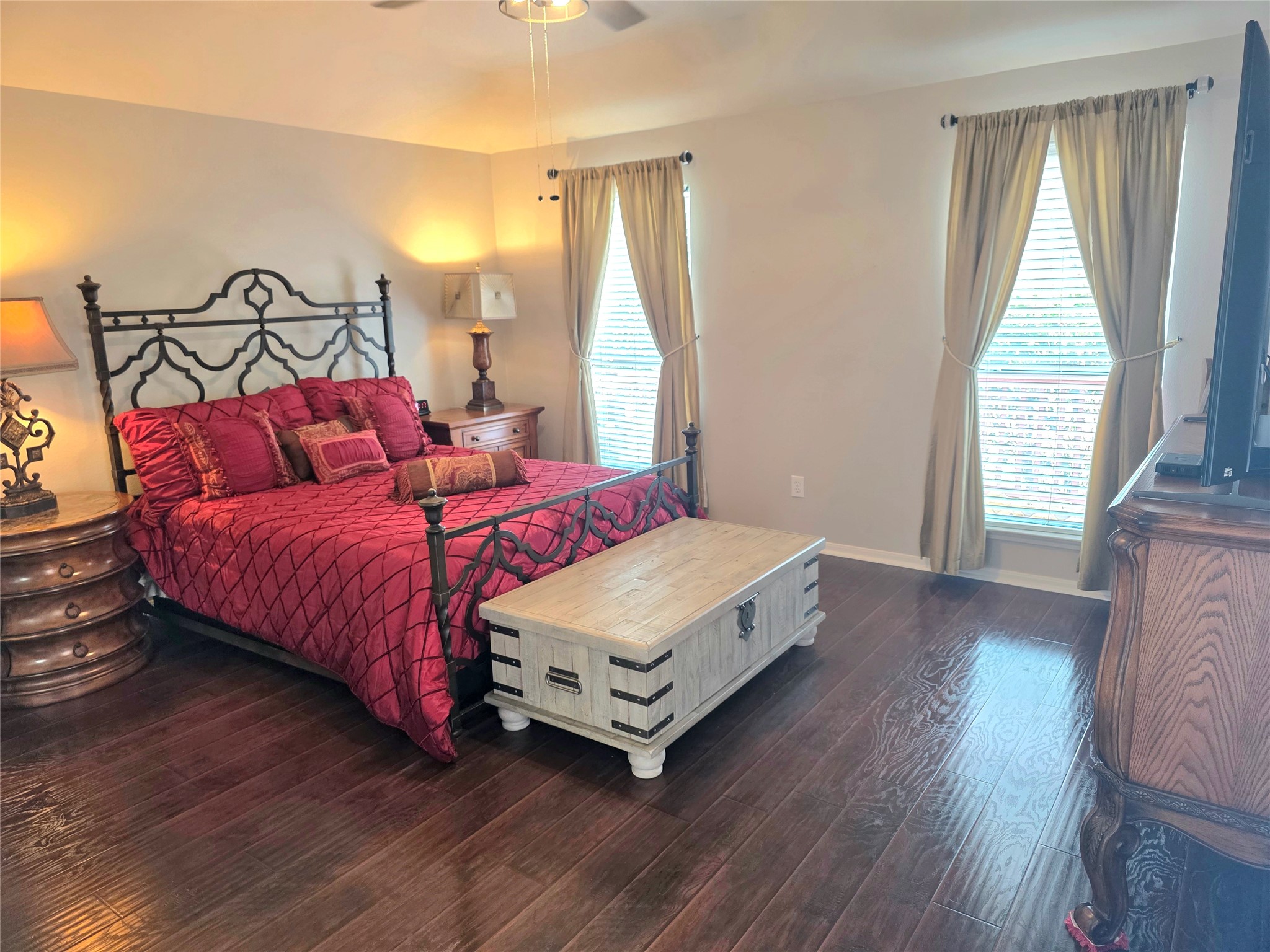 Very spacious primary bedroom