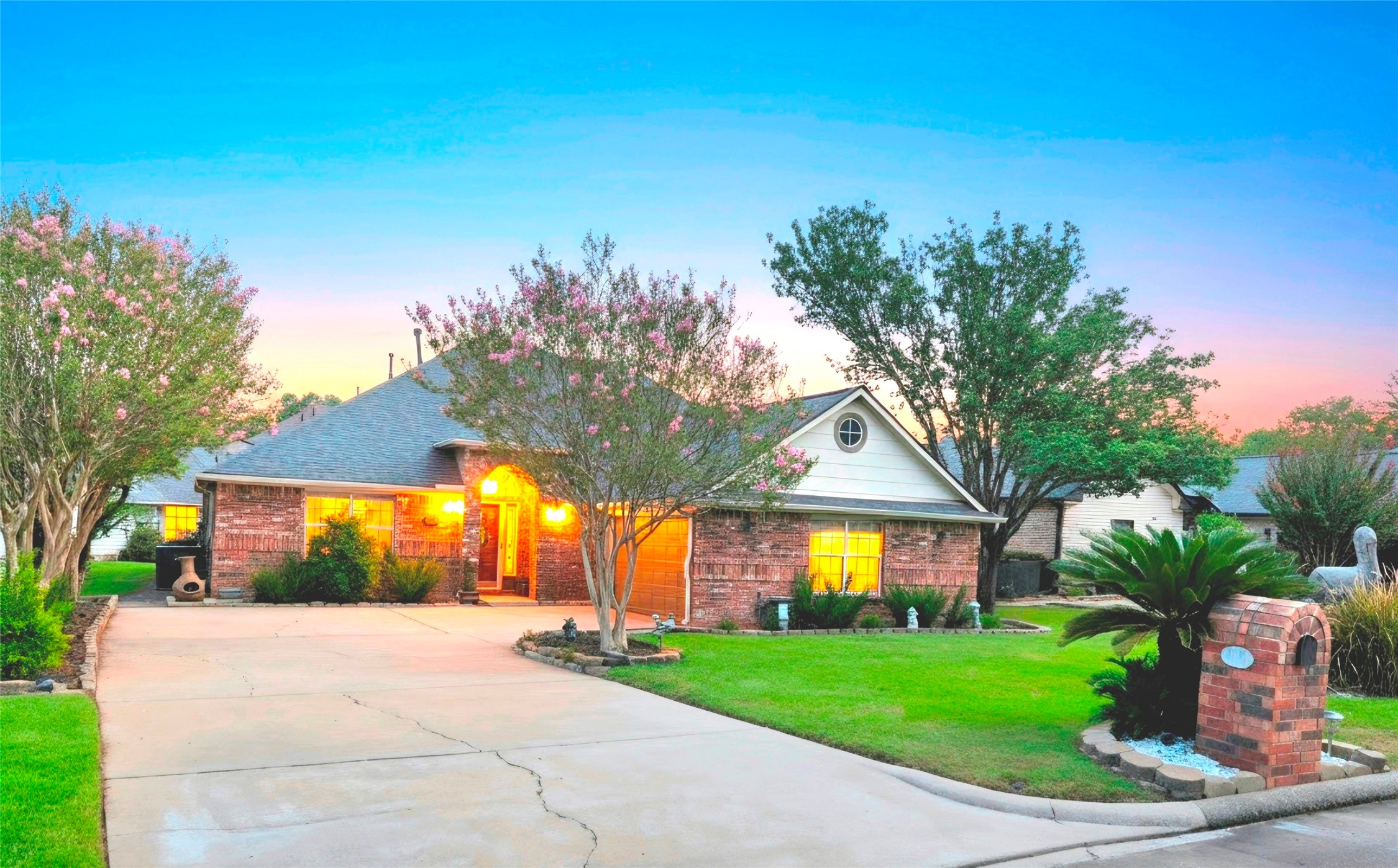 Luxury living in this beautiful golf course home in gated April Sound on Lake Conroe Luxury living in this beautiful golf course home in gated April Sound on Lake Conroe
