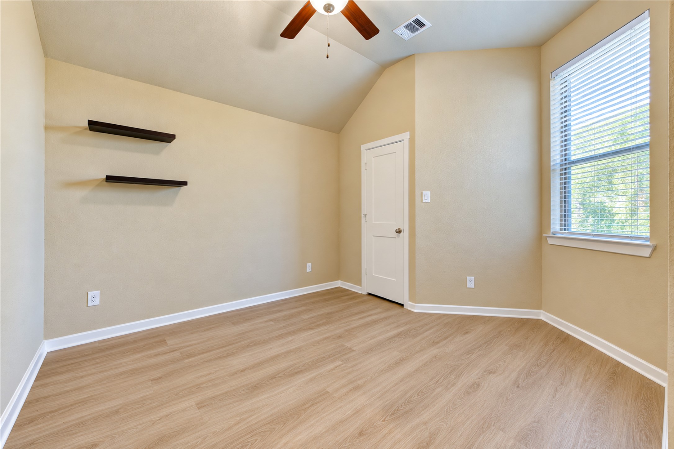 BEDROOM in yard side