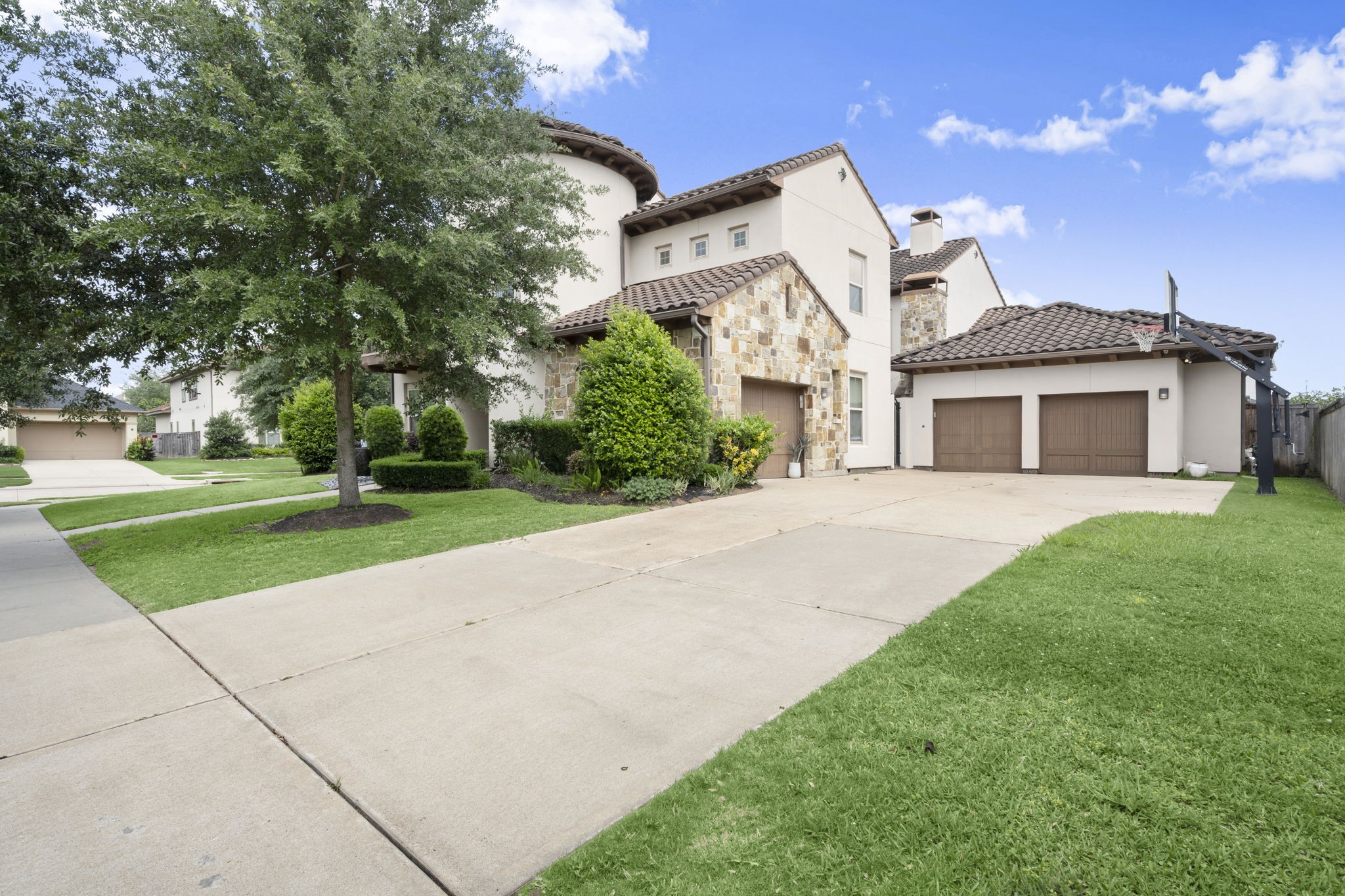 5103 Jackson Ponds is located in the beautiful Avalon community at Riverstone.
