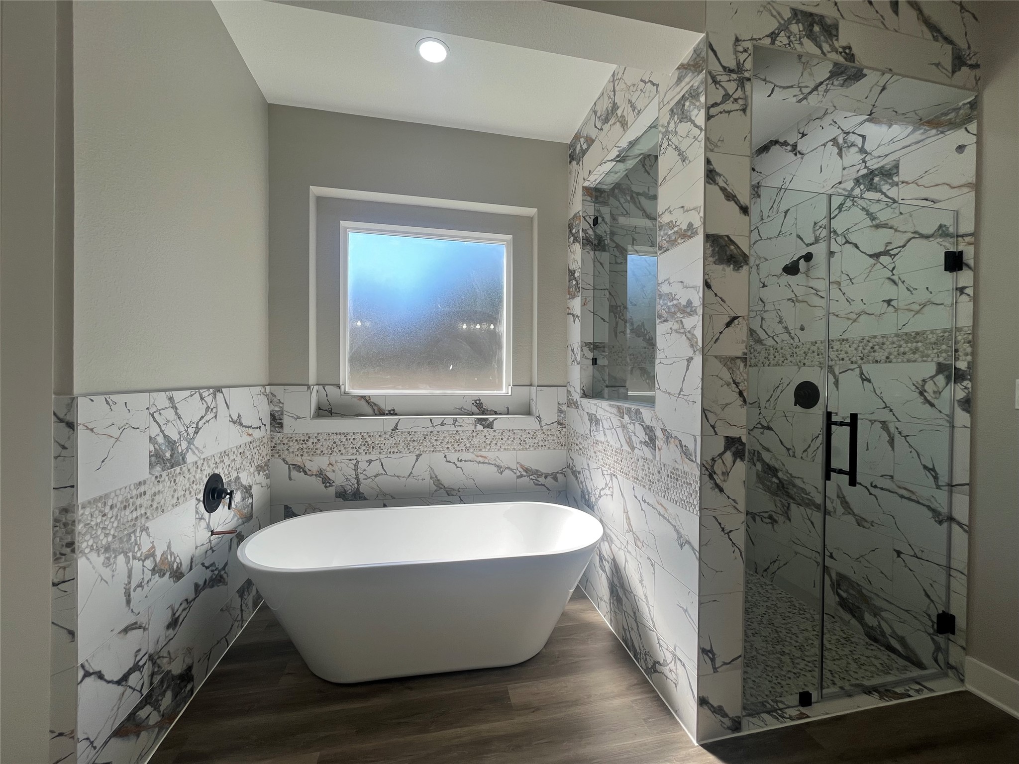 28807 Champion Oak shower and free-standing tub