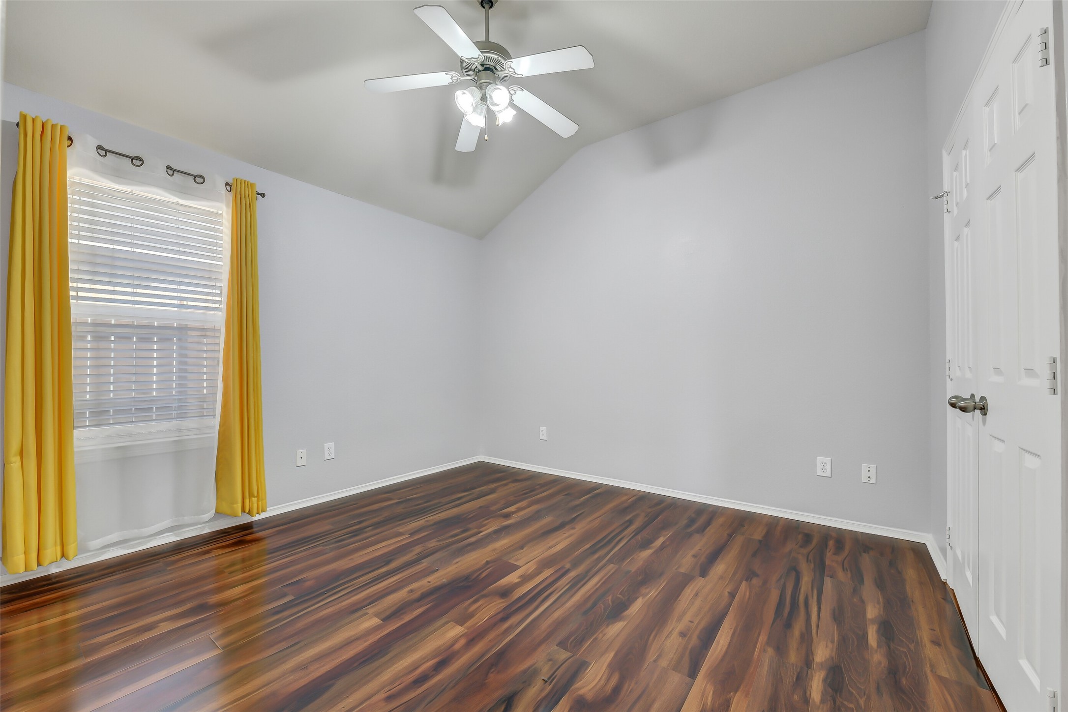 Middle bedroom