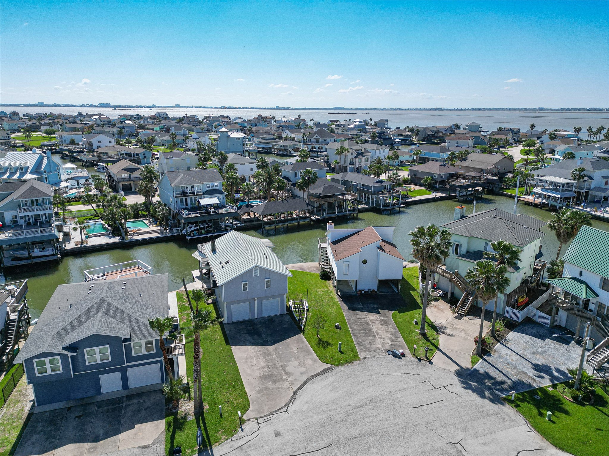 210 Sampan Drive, Tiki Island, TX 77554