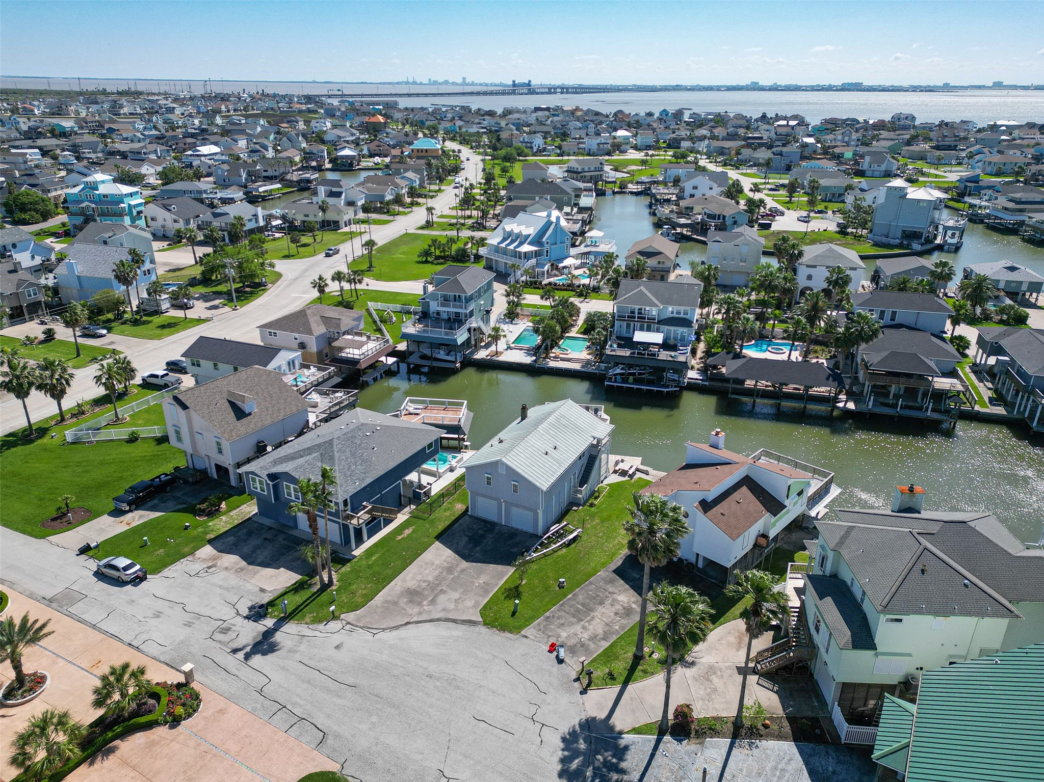 210 Sampan Drive, Tiki Island, TX 77554
