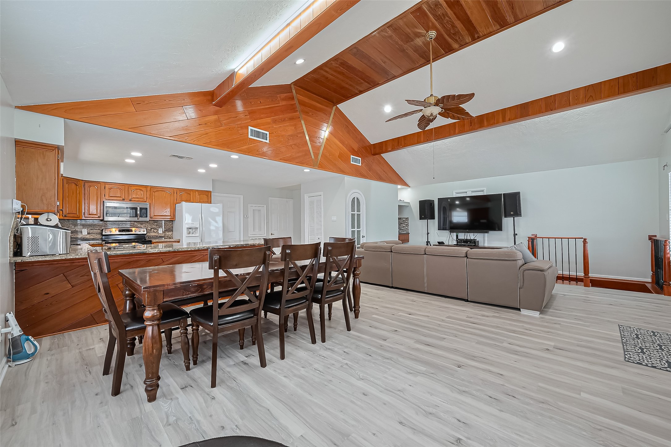 210 Sampan Drive, Tiki Island, TX 77554