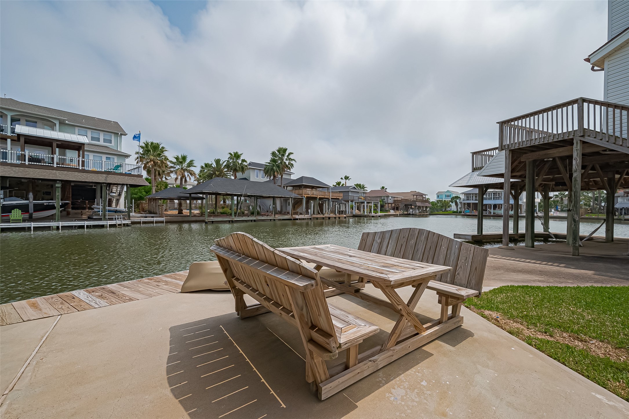 210 Sampan Drive, Tiki Island, TX 77554