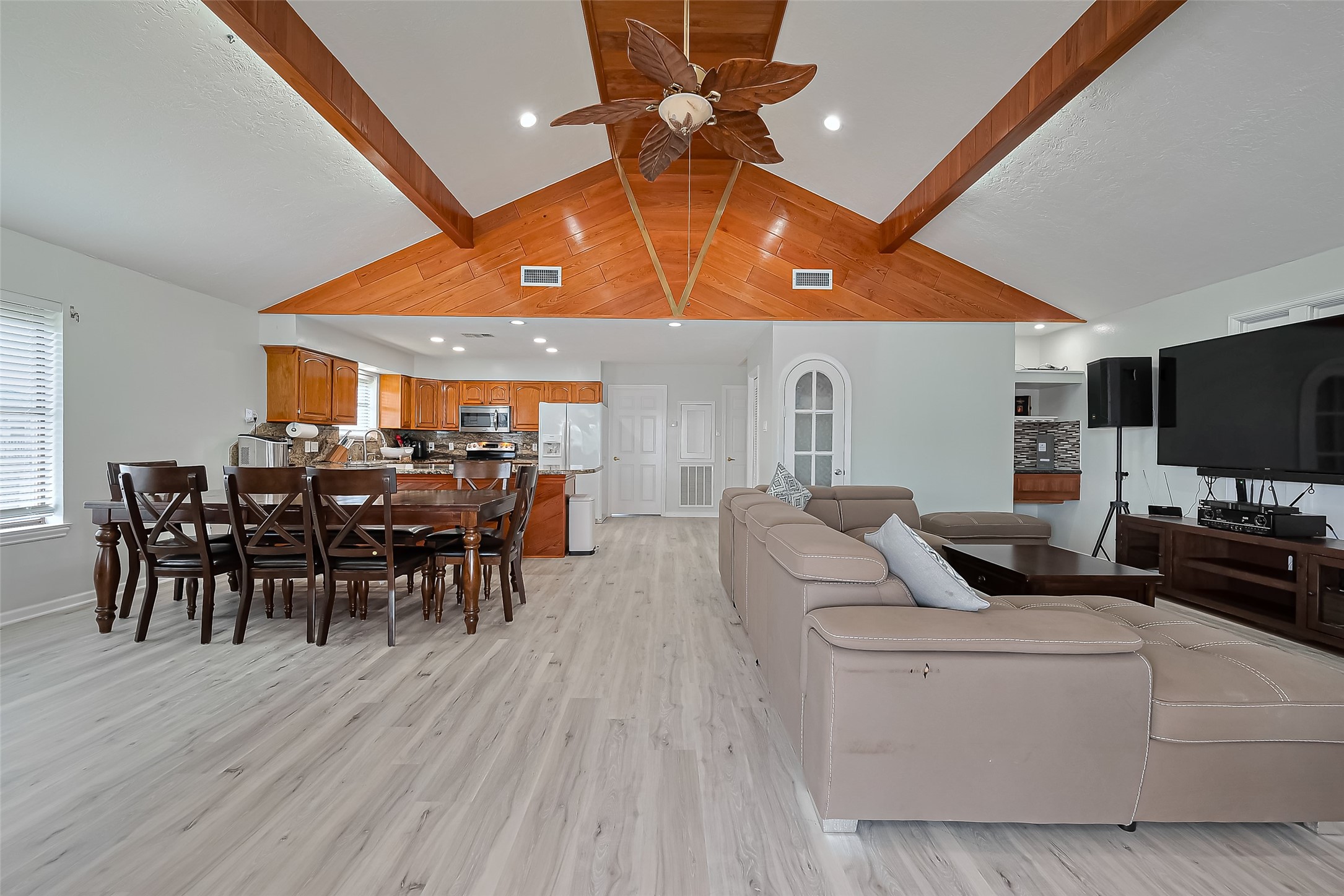 210 Sampan Drive, Tiki Island, TX 77554