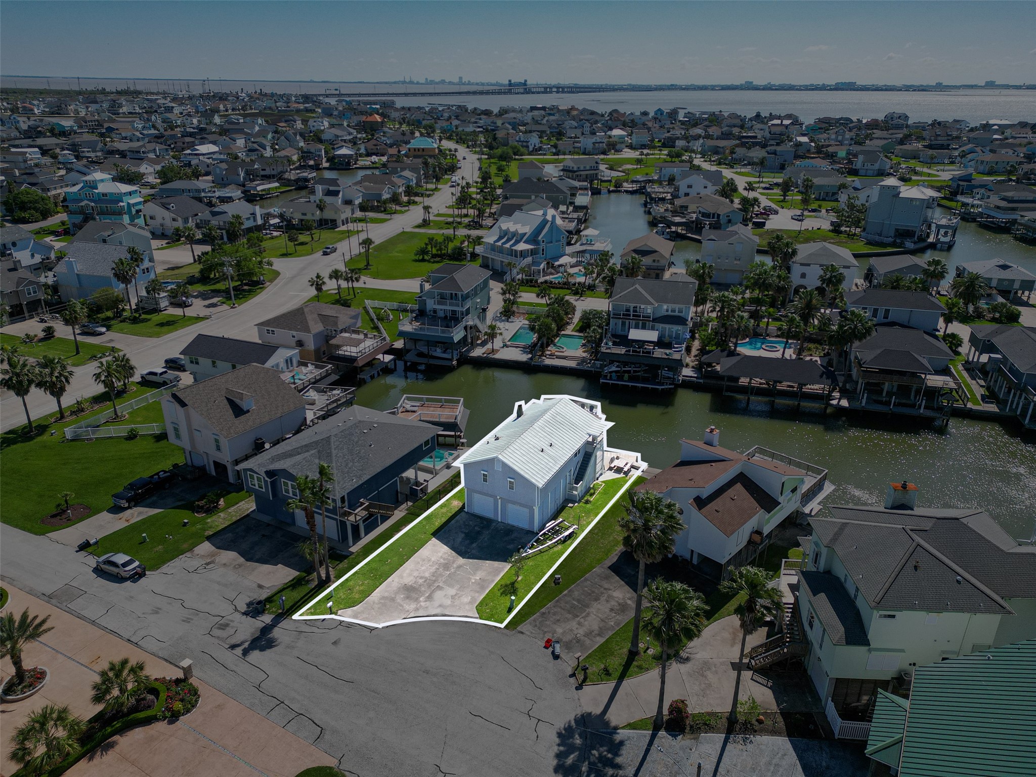 210 Sampan Drive, Tiki Island, TX 77554