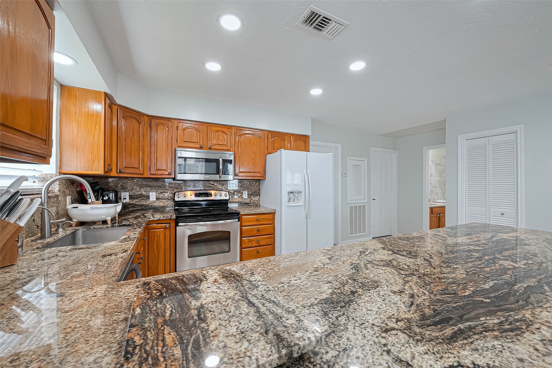 210 Sampan Drive, Tiki Island, TX 77554