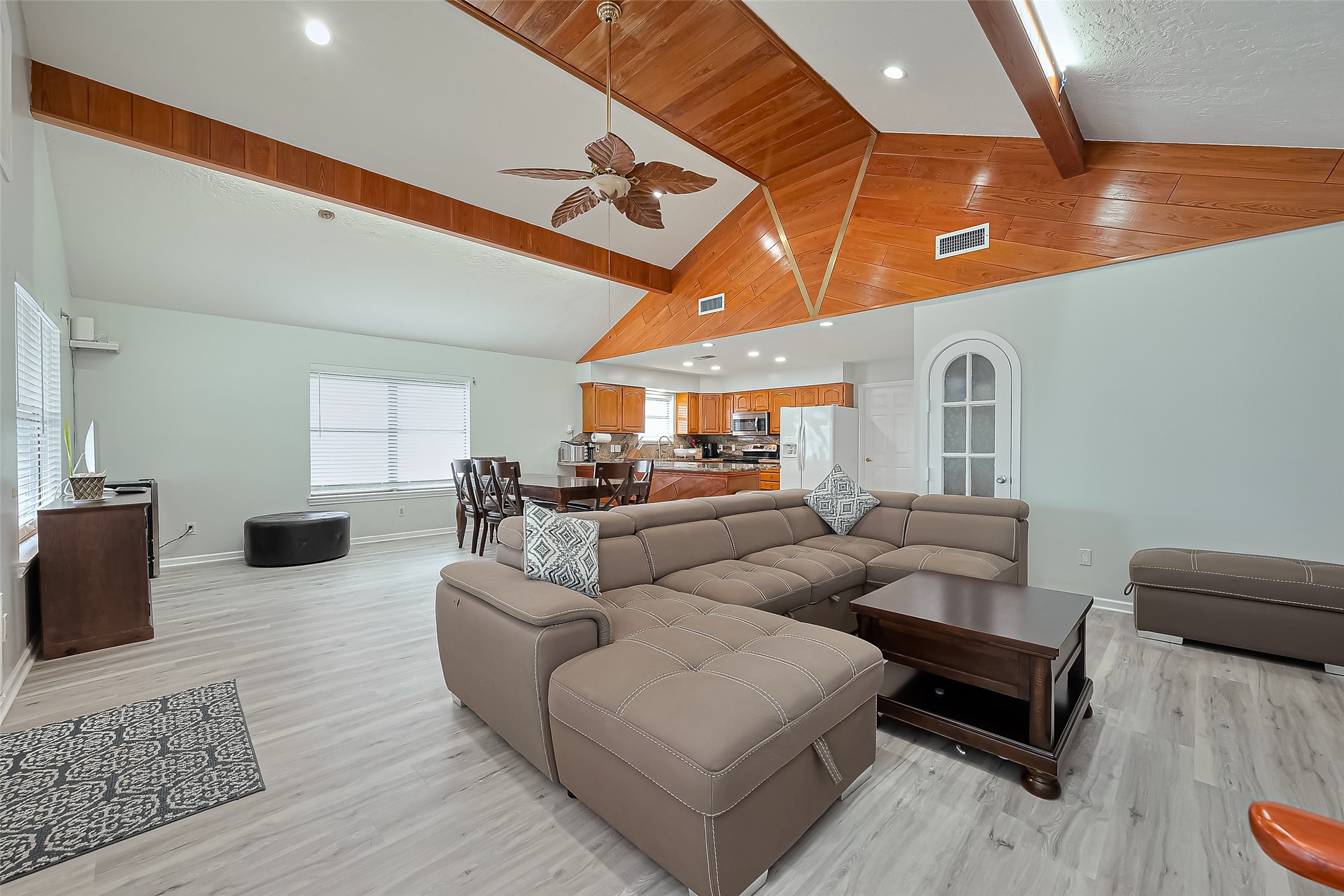 210 Sampan Drive, Tiki Island, TX 77554