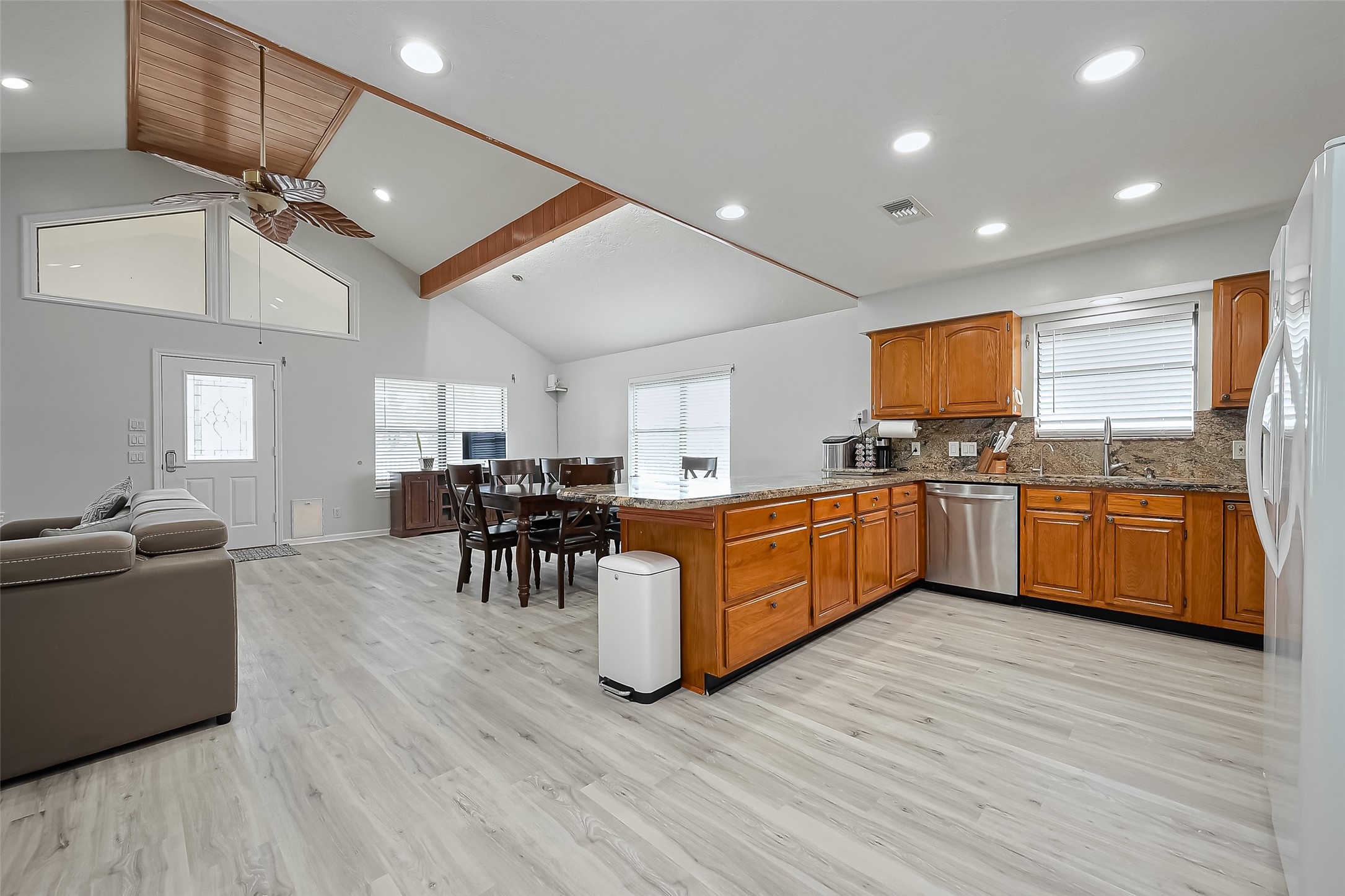 210 Sampan Drive, Tiki Island, TX 77554